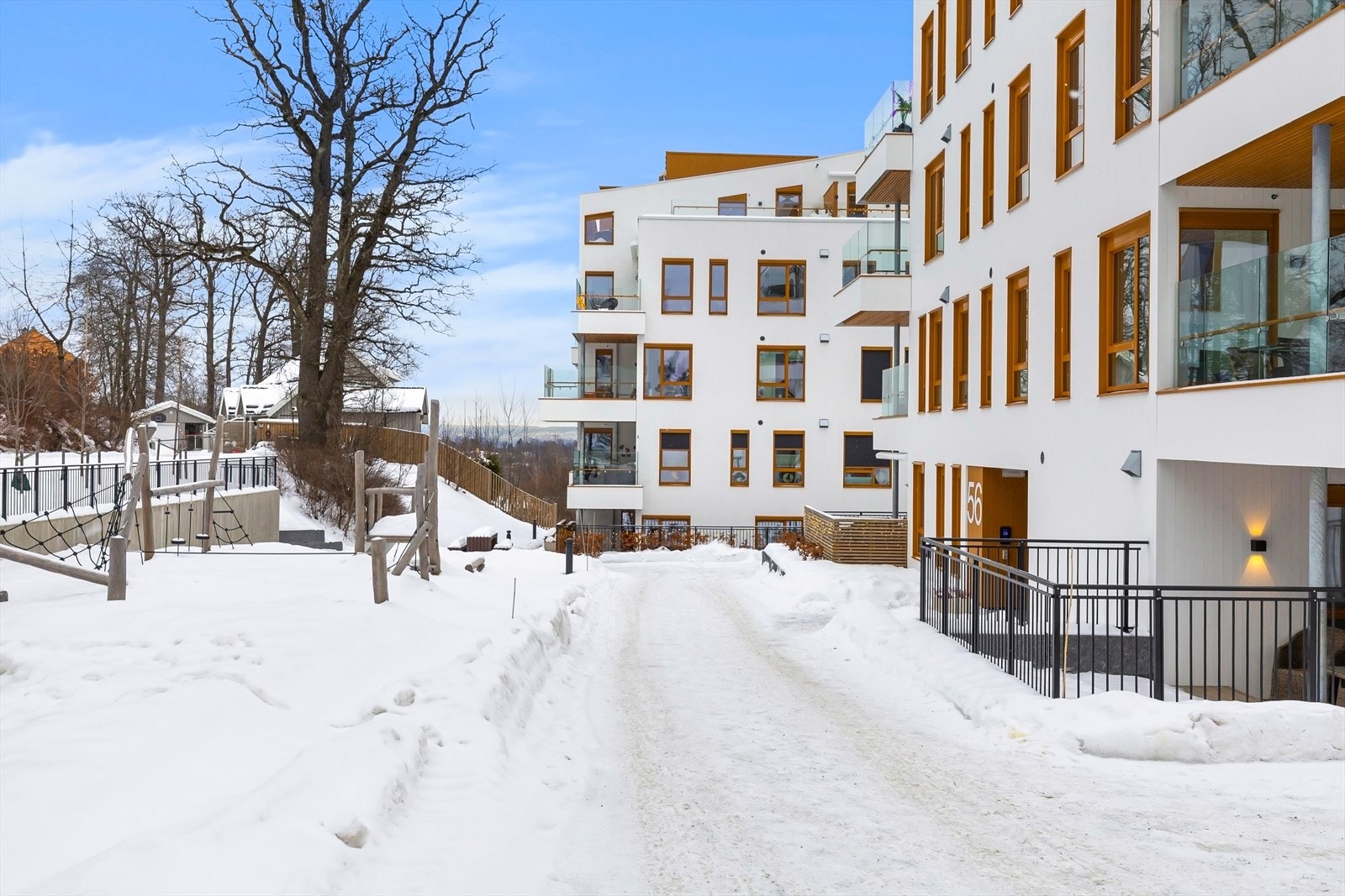 Fellesområdene er flott opparbeidet med grøntarealer og lekeplasser samt asfaltert og steinlagt adkomst til leiligheten. Galleribilde