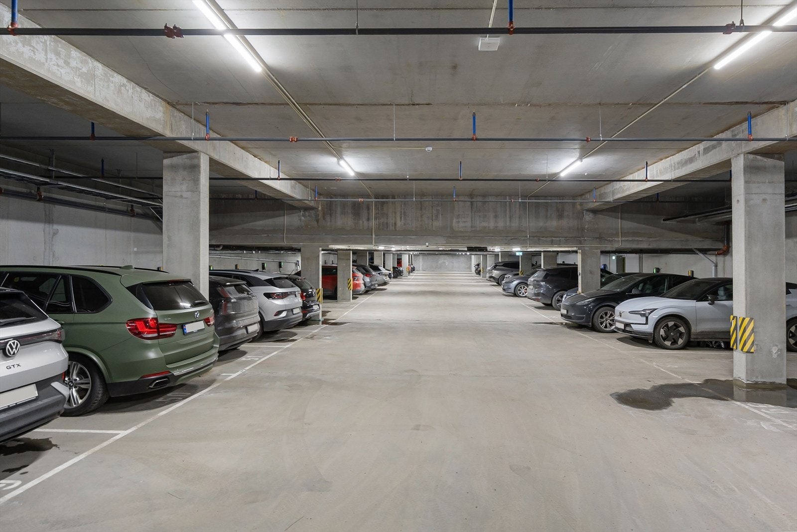 Parkering i felles garasjeskjeller, med klargjort ladesystem. Galleribilde