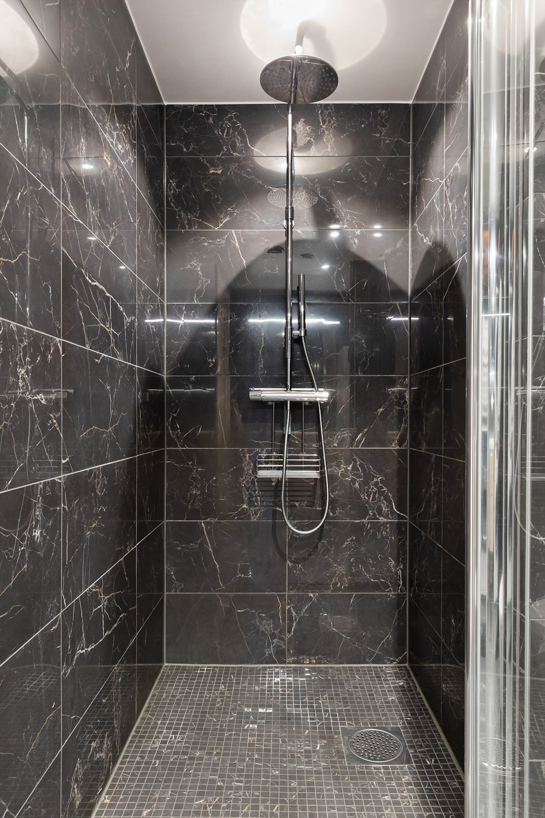 Dusj med regnfallsarmatur. Galleribilde