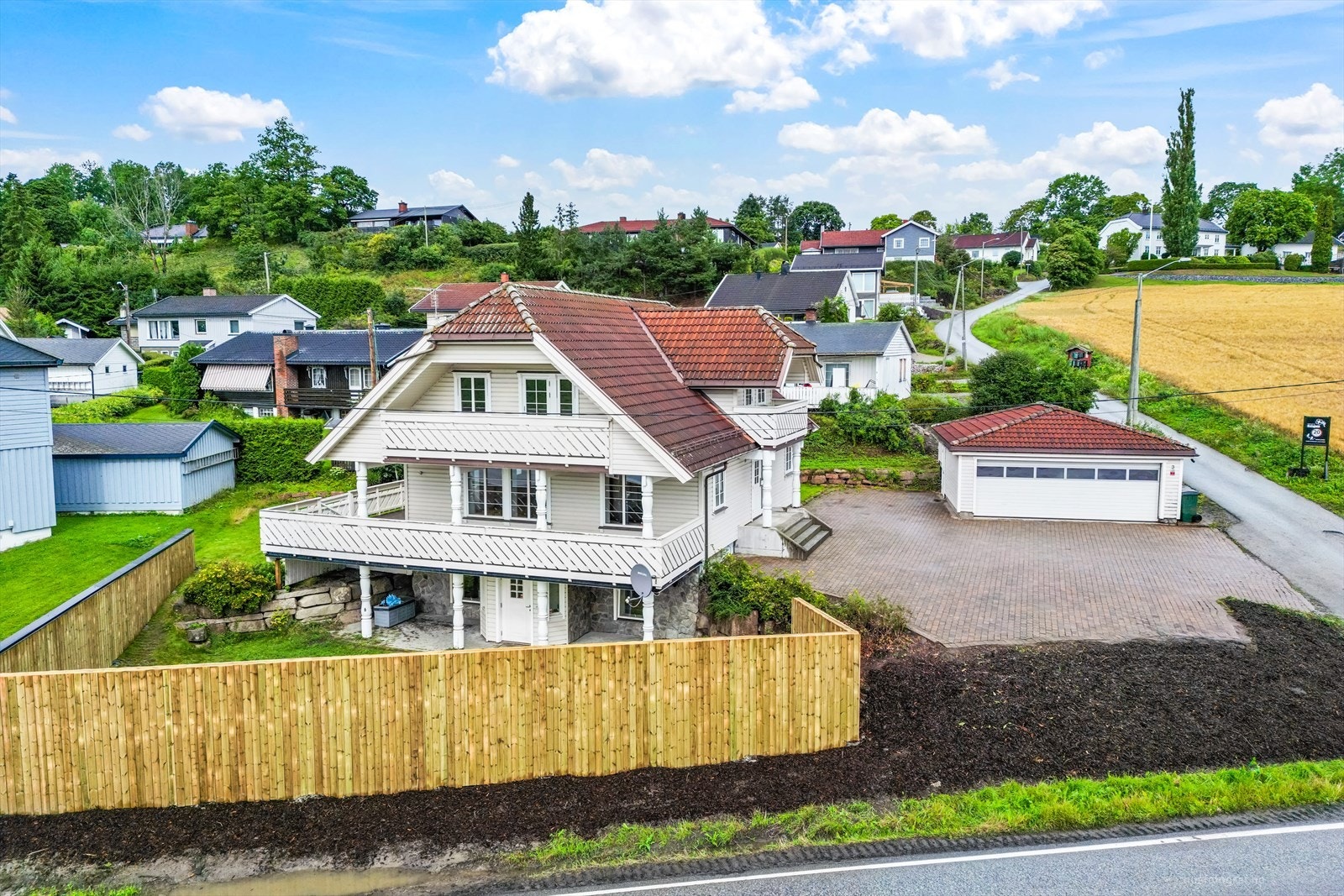 Enebolig med utleieleilighet og flotte uteplasser. Dobbel garasje. Eiendommen har to adresser, Halsgata 3A og Halsgata 3B. Galleribilde