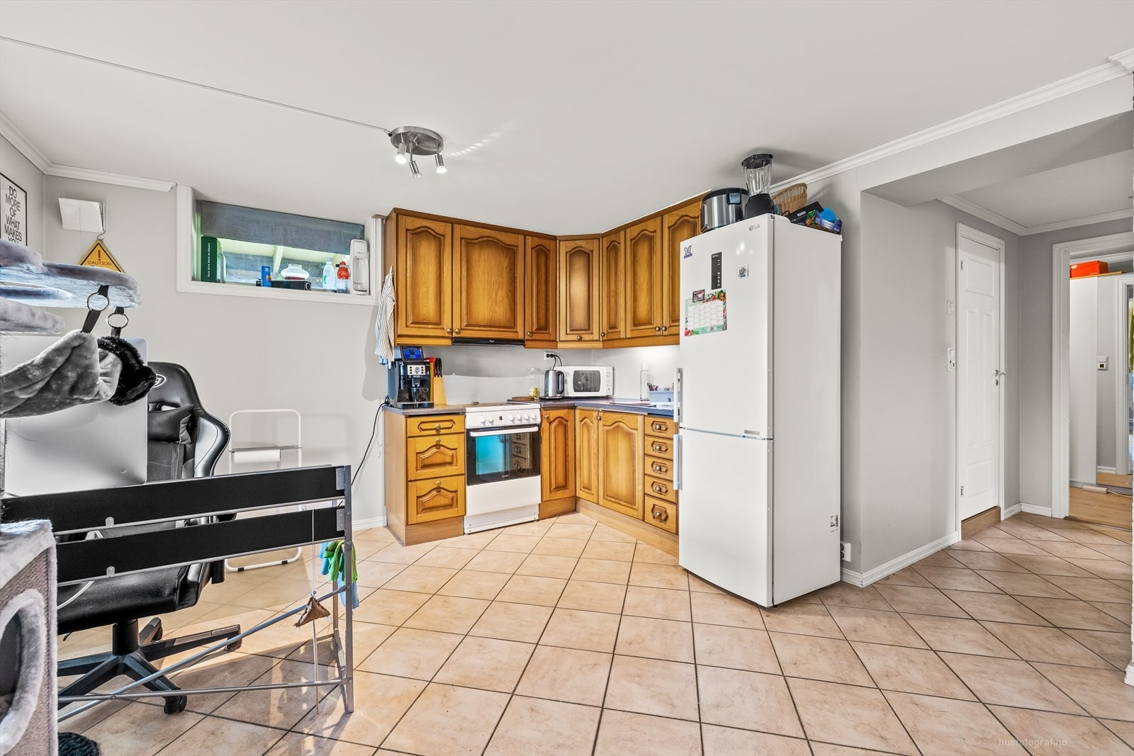 Utleieleilighet i U. etasjen - Kjøkken med profilert kjøkkeninnredning og avtrekksvifte. Galleribilde