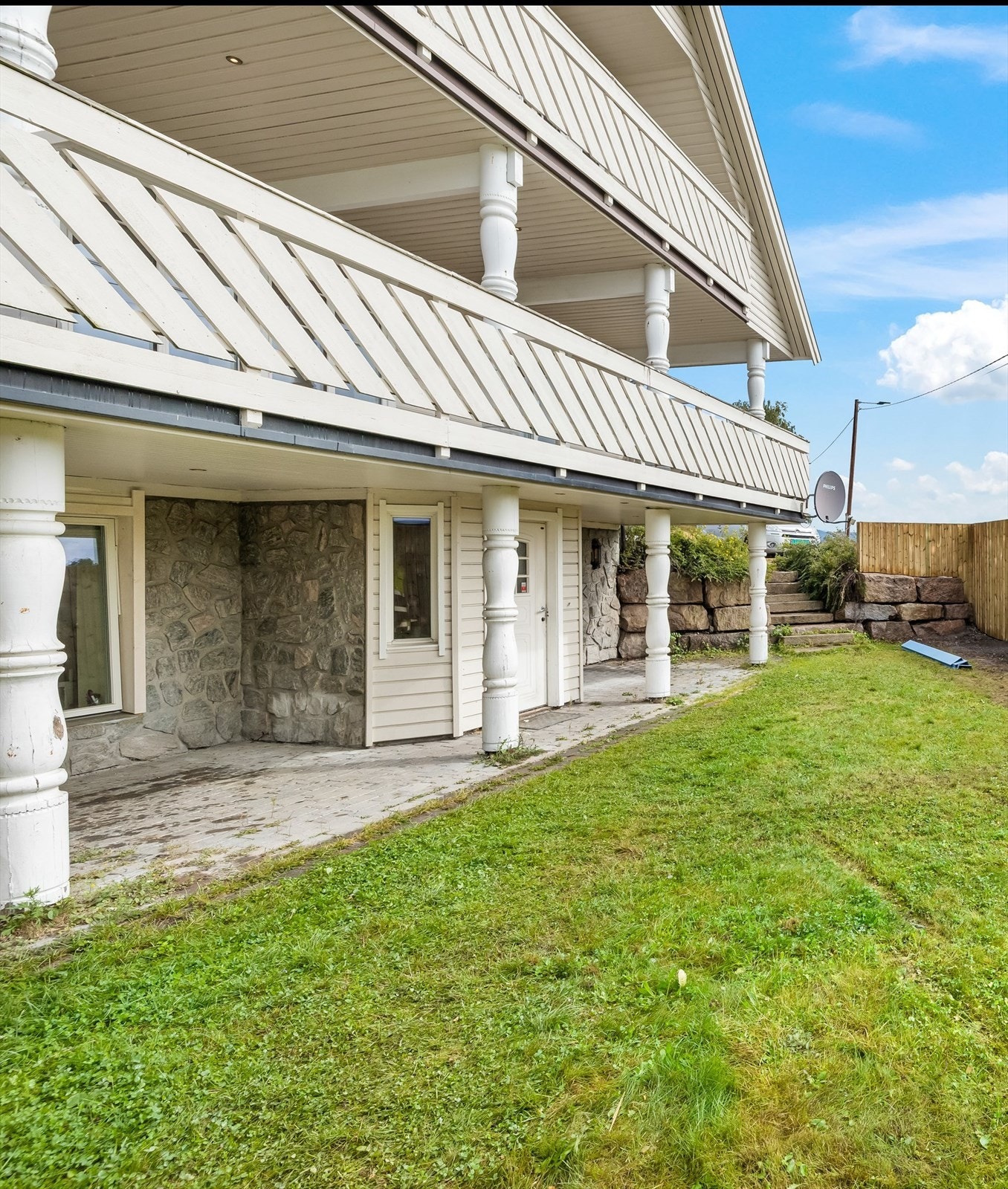 Utleieleilighet i U. etasjen har egen inngang og uteplass. Galleribilde