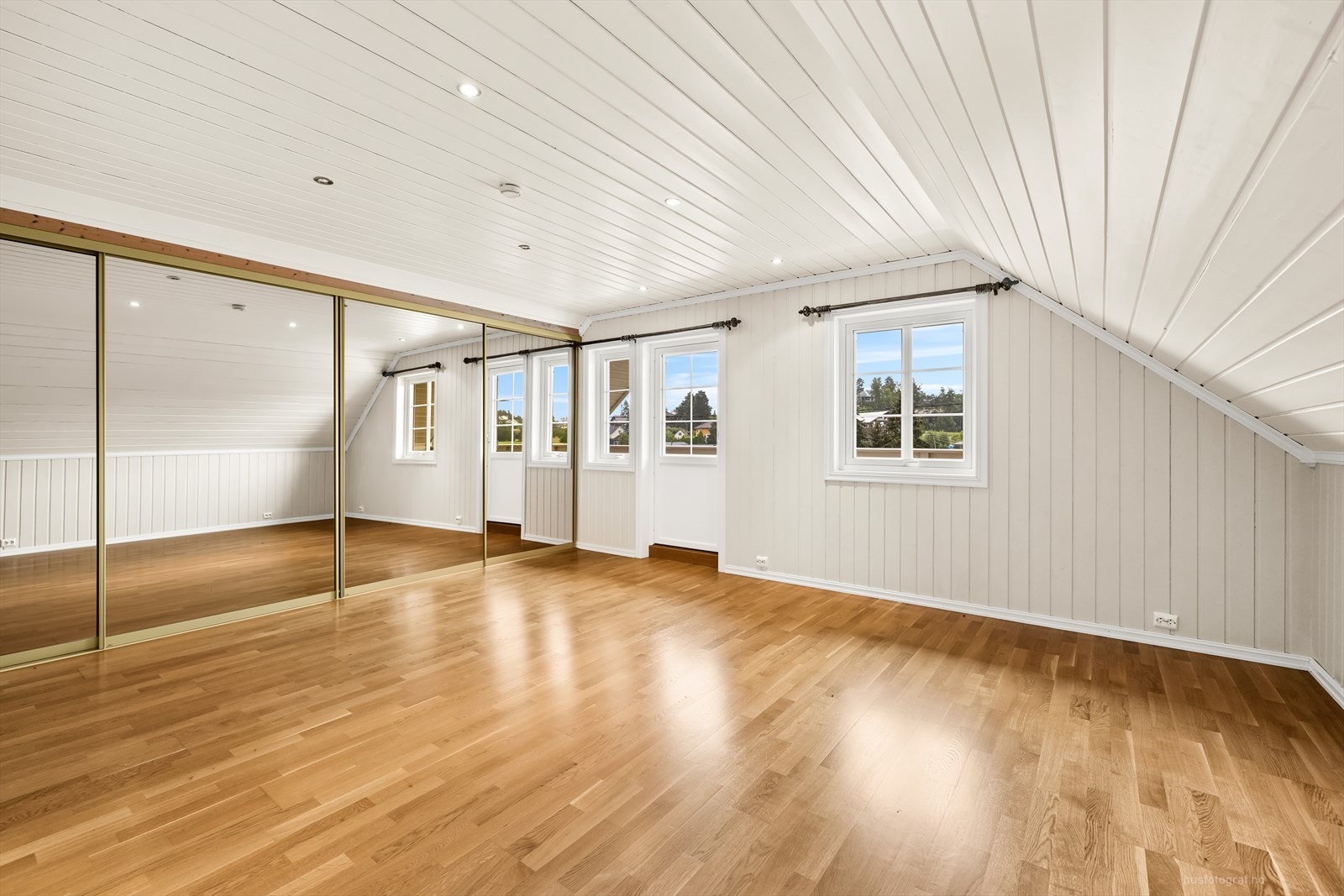 Hovedsoverommet/soverom 2 med speil skyvedørsgarderobe og utgang til overbygget balkong. Galleribilde