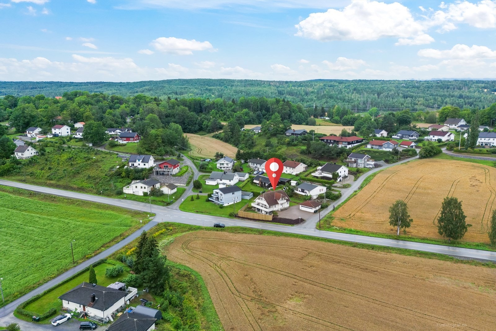Fra eiendommen er det kort vei til både barnehage, barneskole, dagligvare, tog og flotte turmuligheter. Nærmeste busstopp er Halsjordet, ca. 2 minutter å gå fra boligen. Galleribilde