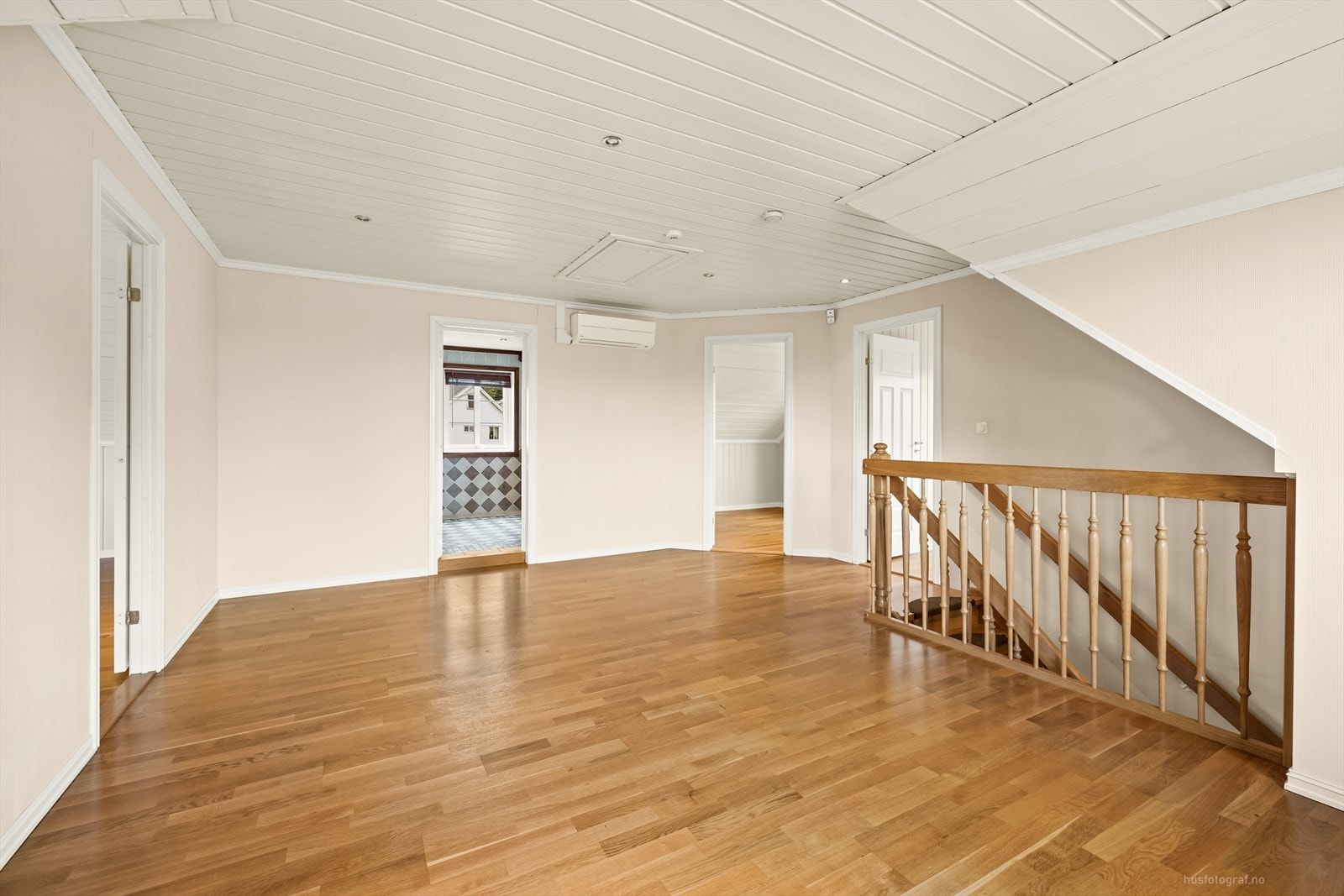 Romslig loftsstue i 2. etasje med mange bruksmuligheter. Galleribilde