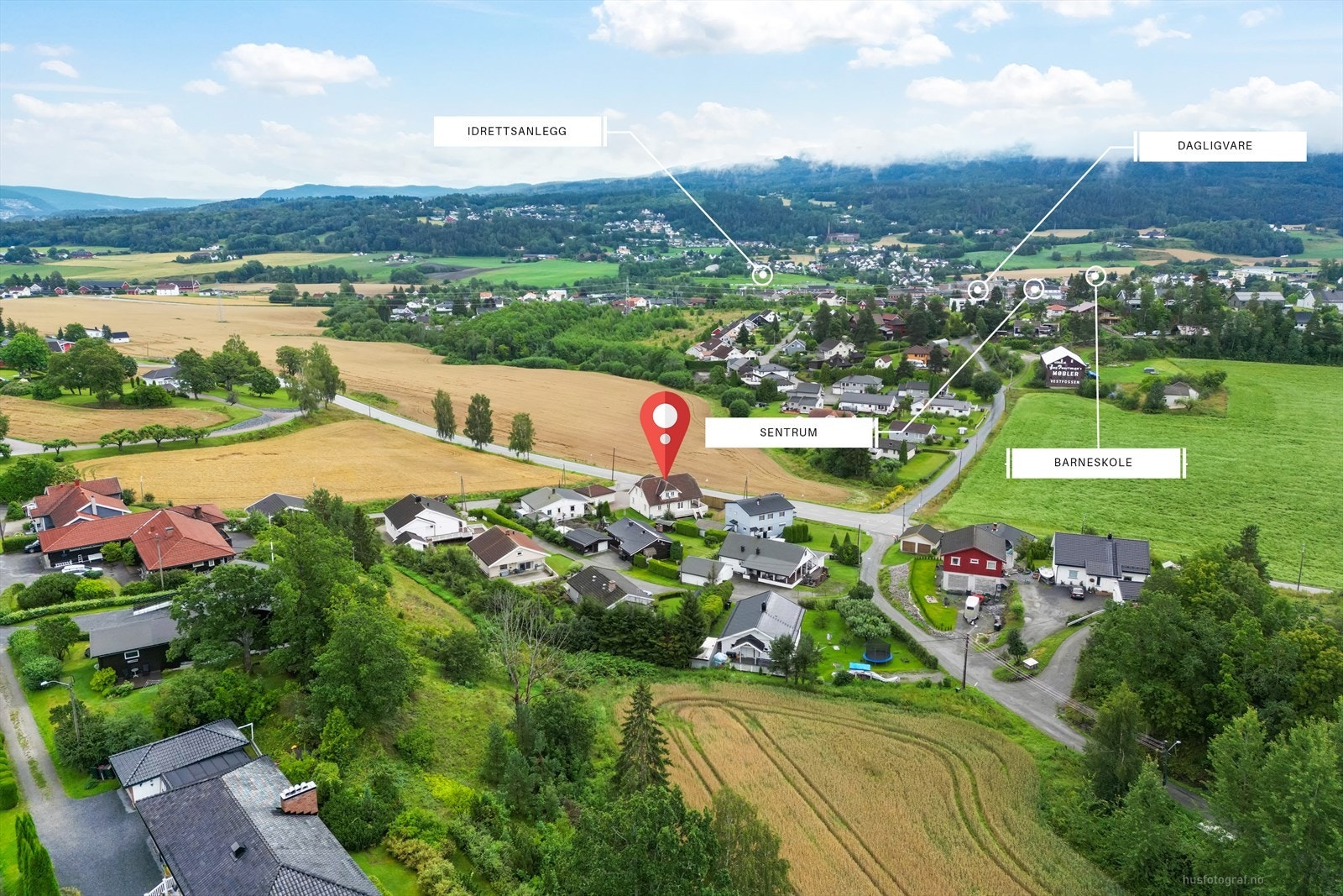 Eiendommen har en attraktiv og god beliggenhet nær Vestfossen sentrum. Sentral beliggenhet med kort vei til det meste en familie kan ønske seg i en travel hverdag. Galleribilde