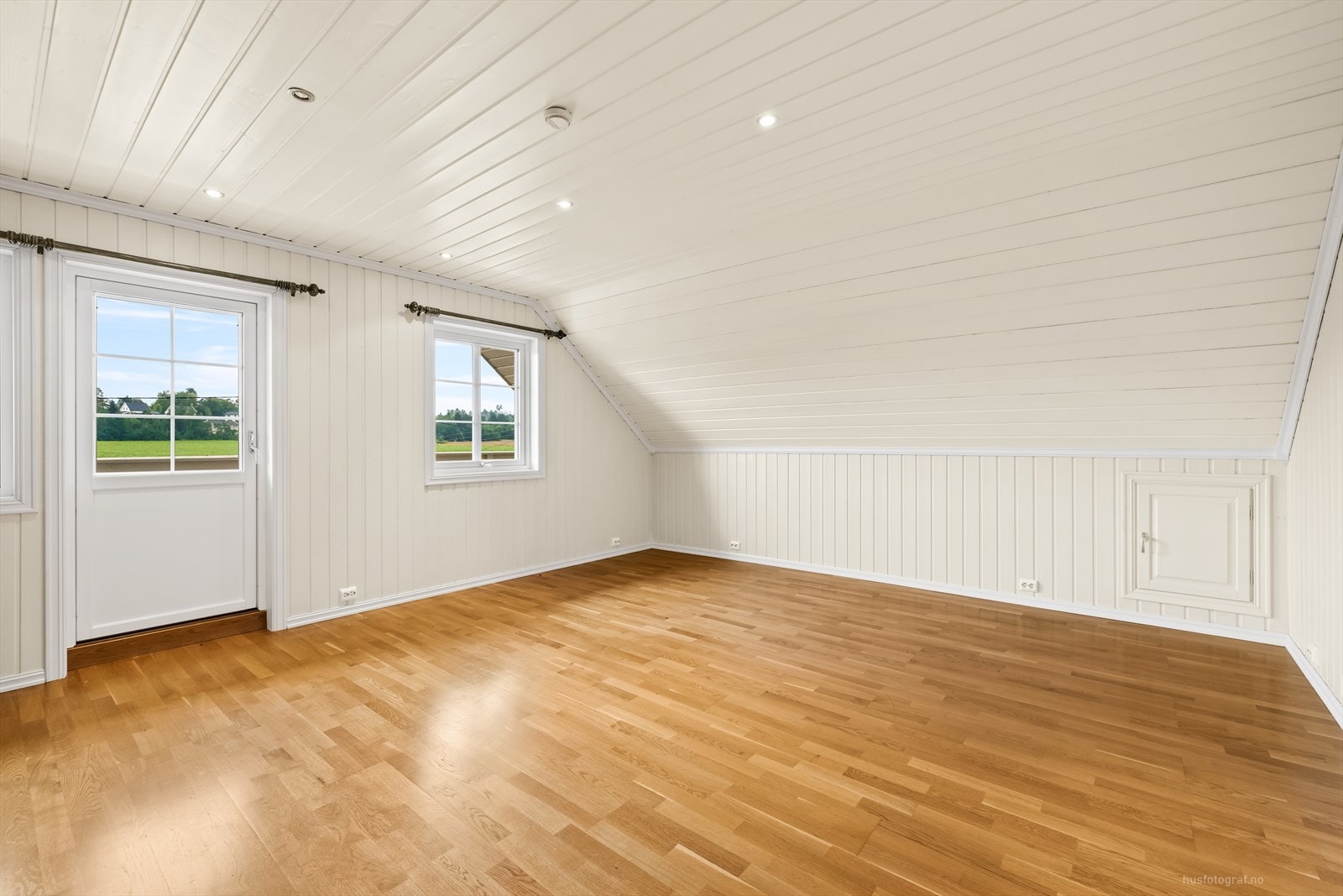 Hovedsoverommet med utgang til overbygget balkong på ca. 7 m². Galleribilde