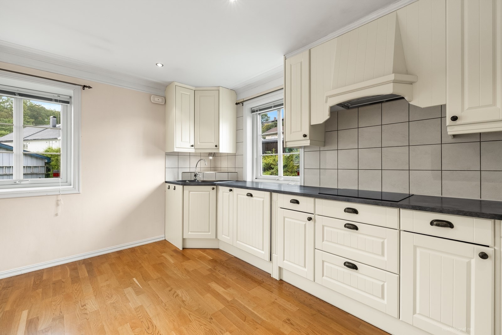 Det er oppvaskmaskin, koketopp, micro og stekeovn. Kjøkkenventilator med avtrekk ut. Galleribilde