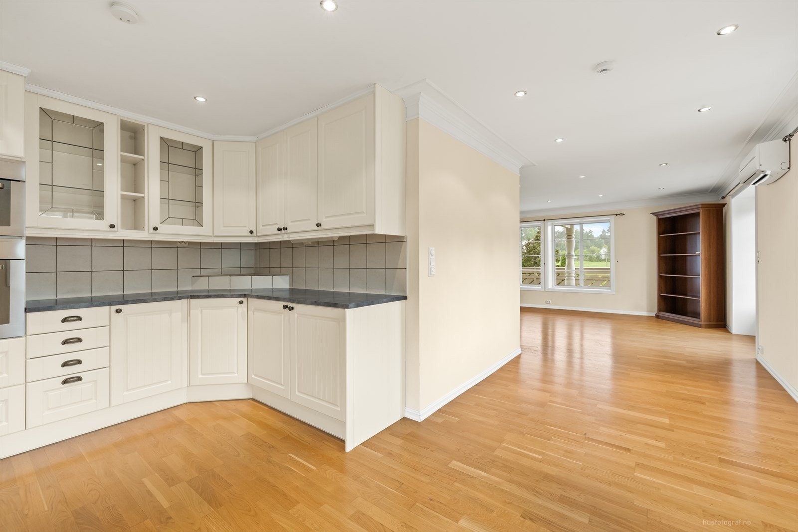 Utstrakt bruk av downlights i tak. Galleribilde