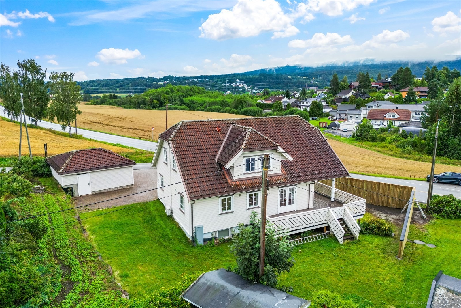 Selveiertomt som er pent opparbeidet. Gårdsplass med belegningsstein. Galleribilde