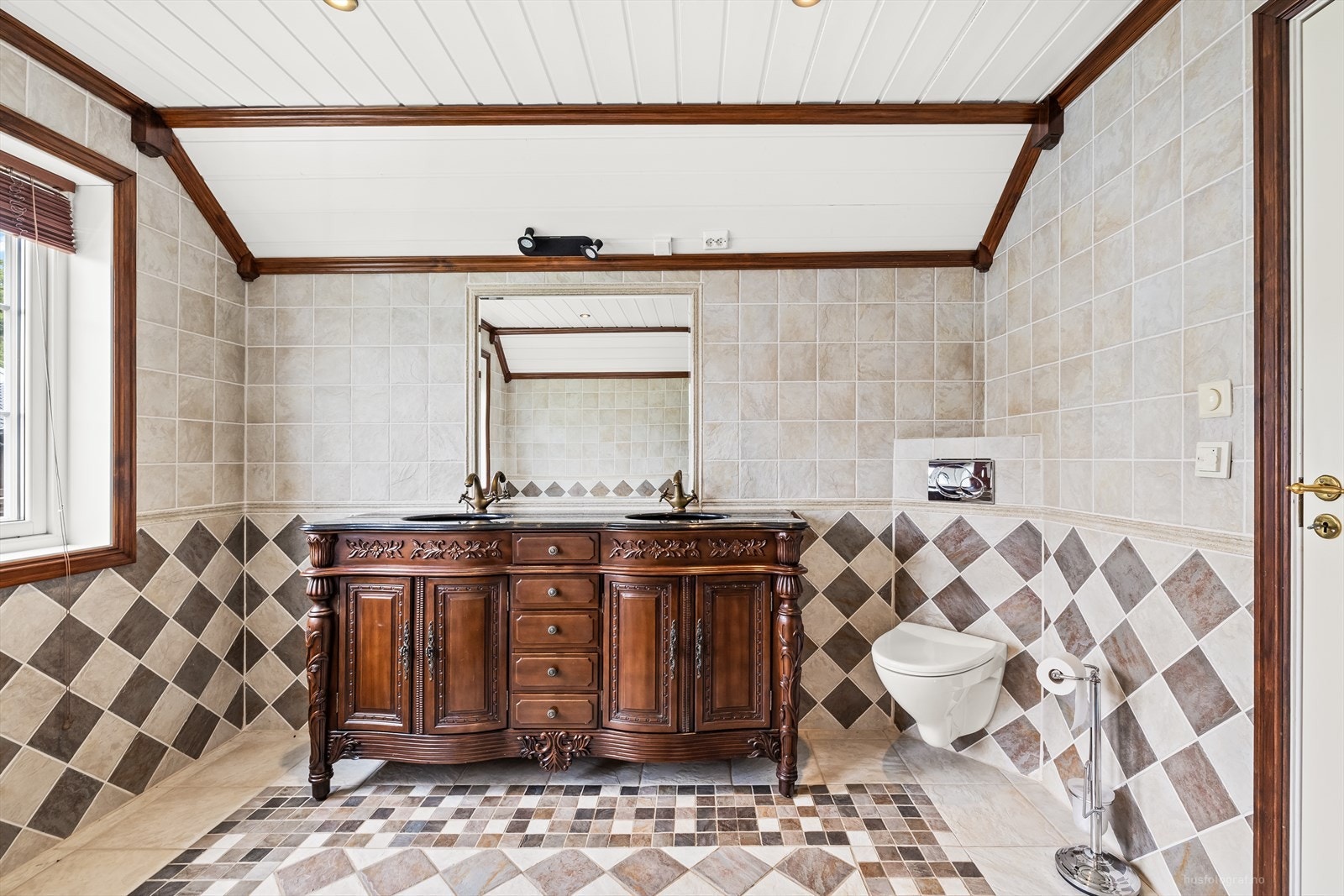 Påkostet flislagt bad i 2. etg. med varmekabler i gulv, veggmontert klosett, baderomsinnredning med dobbel servant. Galleribilde