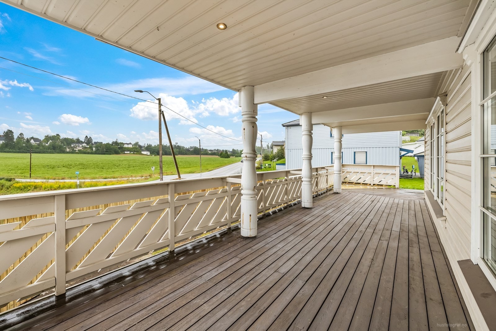 Terrasse på ca. 51 m² med utgang fra stue. Delvis med takoverbygg. Terrassen er sør-vestvendt med gode solforhold. Galleribilde