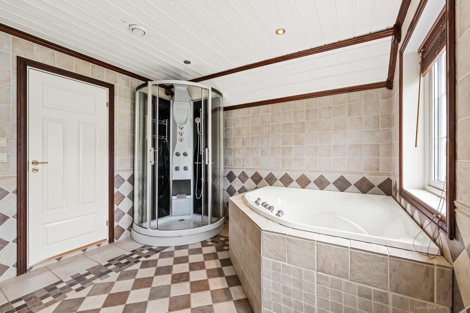 Påkostet flislagt bad i 2. etg. med innfliset hjørne badekar og dusjkabinett. Galleribilde