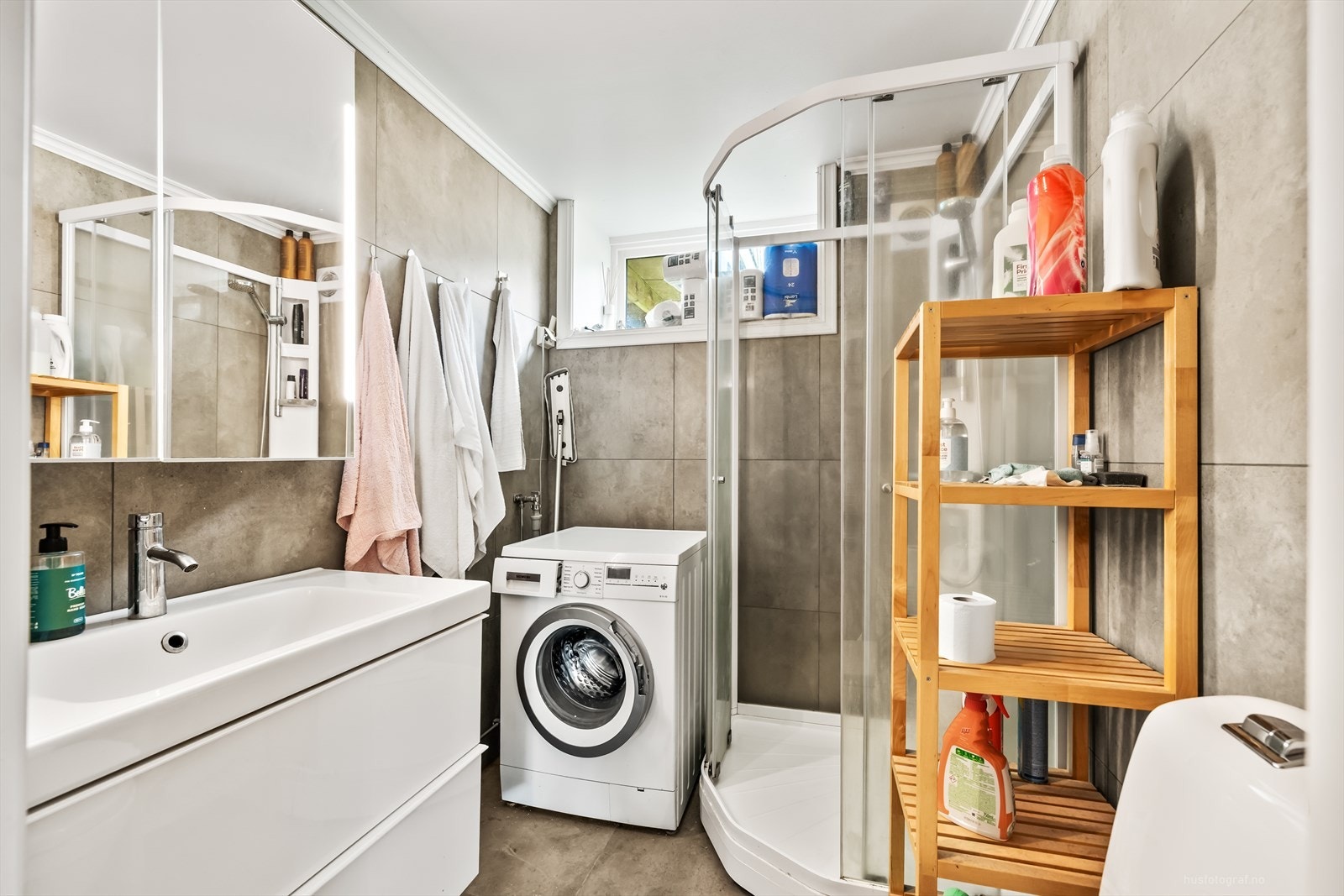 Utleieleilighet i U. etasjen - Flislagt bad med varmekabler i gulv, klosett, baderomsinnredning med servant, dusjkabinett og opplegg til vaskemaskin. Galleribilde