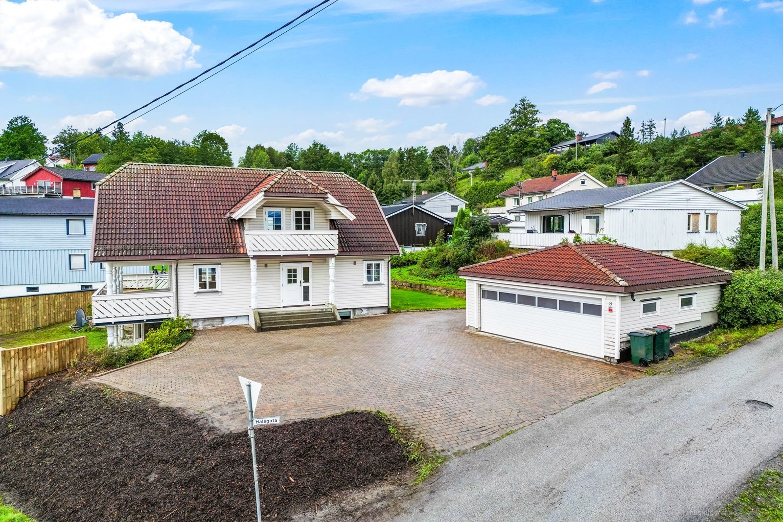 Gustav Waal og Eiendomsmegler 1 Dahl Drammen ønsker velkommen til Halsgata 3. Fotograf: Knipzet AS - Haiman Askari. Galleribilde