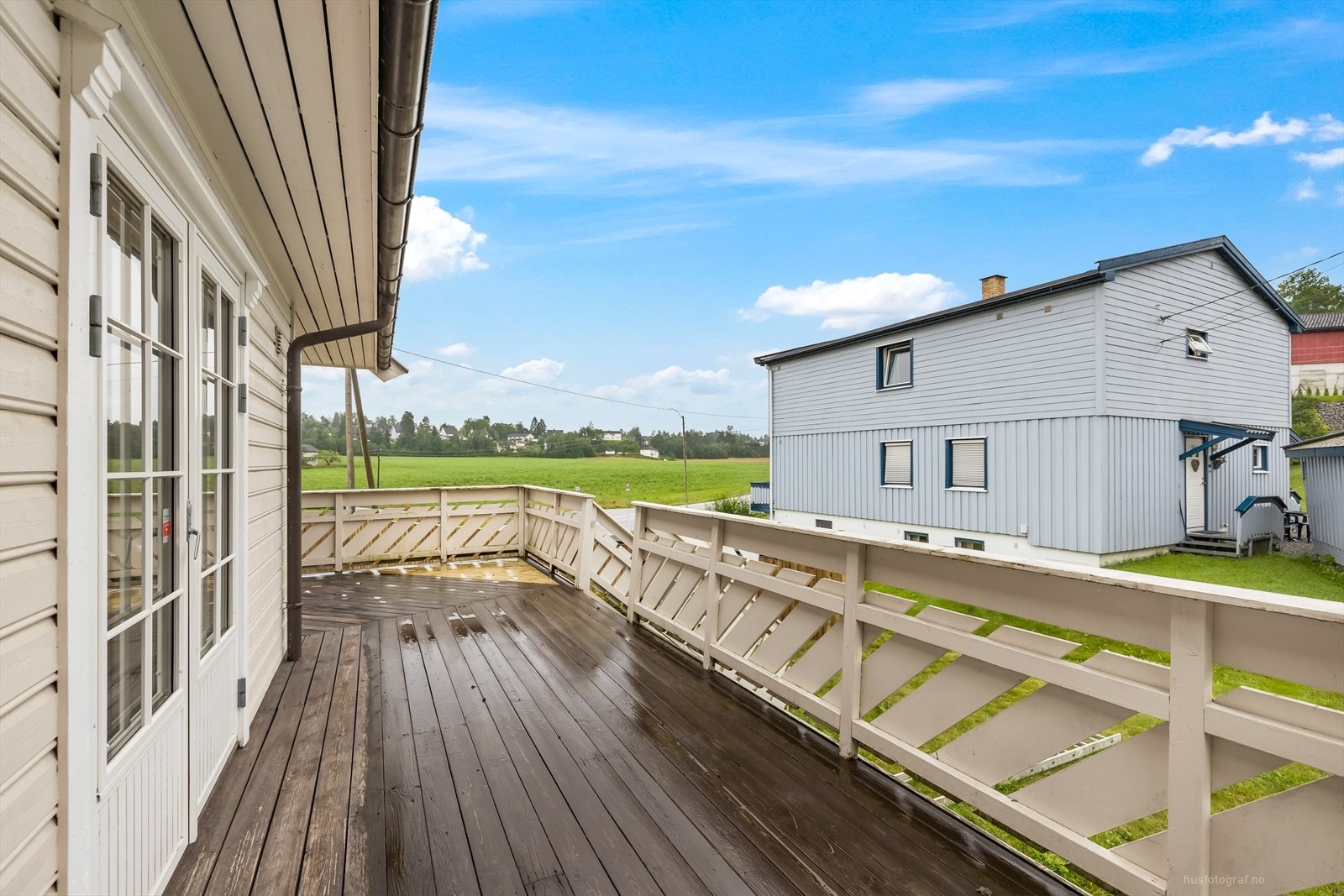 Terrasse på ca. 51 m² med utgang fra stue og med videre trapp ned til hagen. Terrassen er sør-vestvendt med gode solforhold. Galleribilde