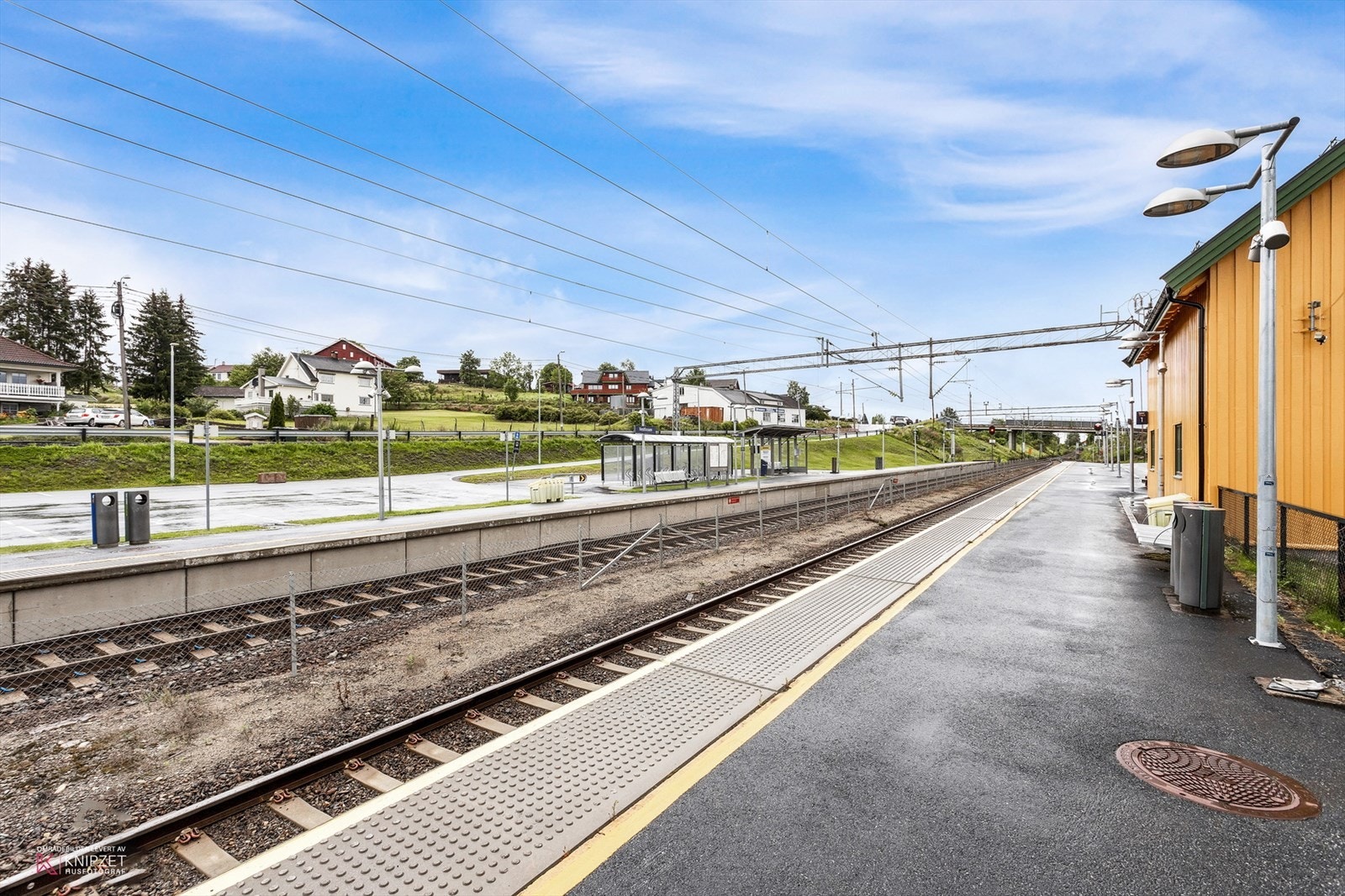 Det er litt over 1 km å gå til Vestfossen togstasjon, der det også finnes gratis pendlerparkering dersom du skulle velge å bruke bilen bort. Herfra bruker toget ca. 1 time inn til Oslo. Galleribilde
