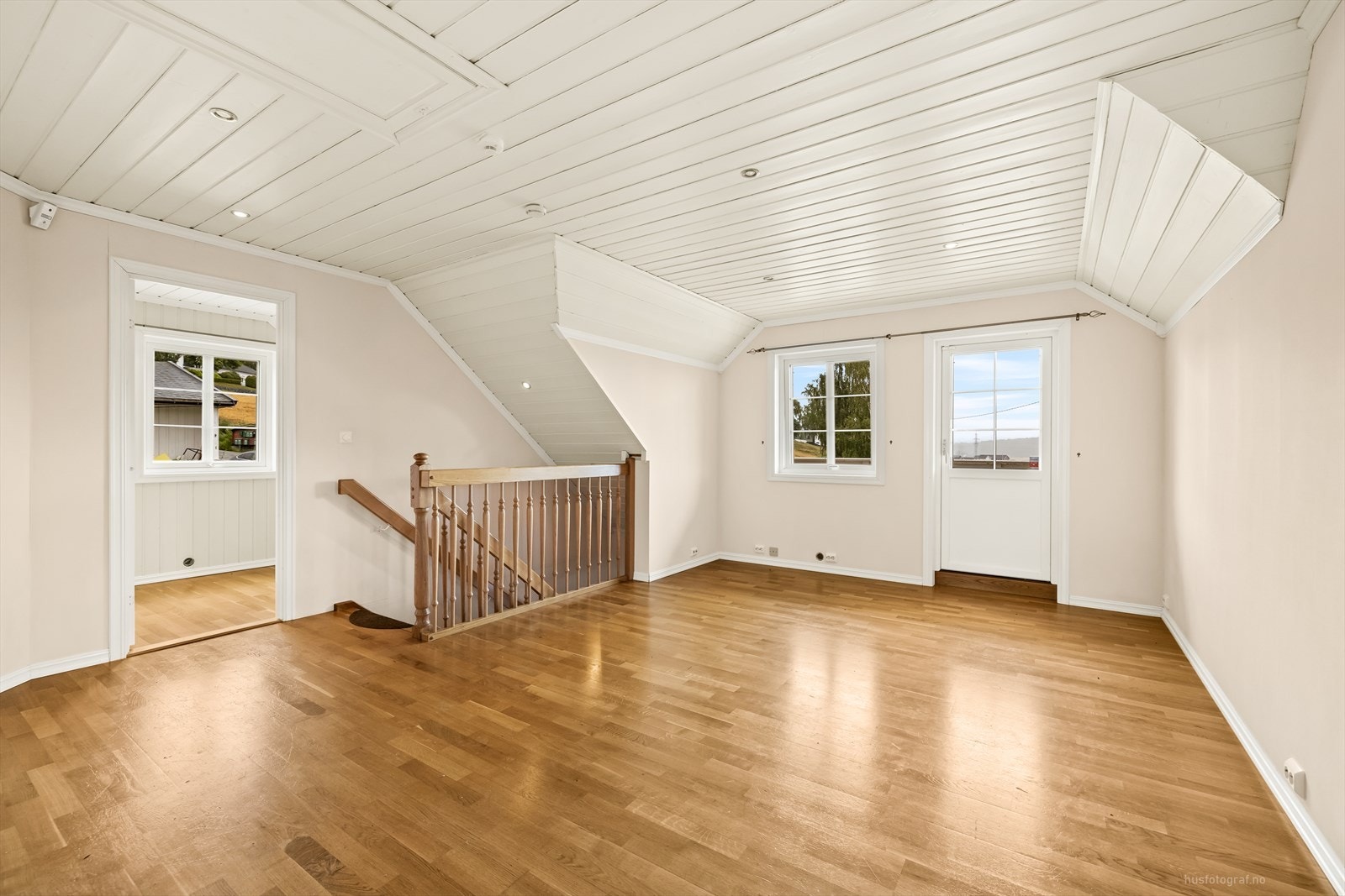 Loftstuen kan evnt. gjøres om til ekstra soverom ved å sette opp lettvegg. Utgang til overbygget balkong på ca. 4,6 m². Galleribilde