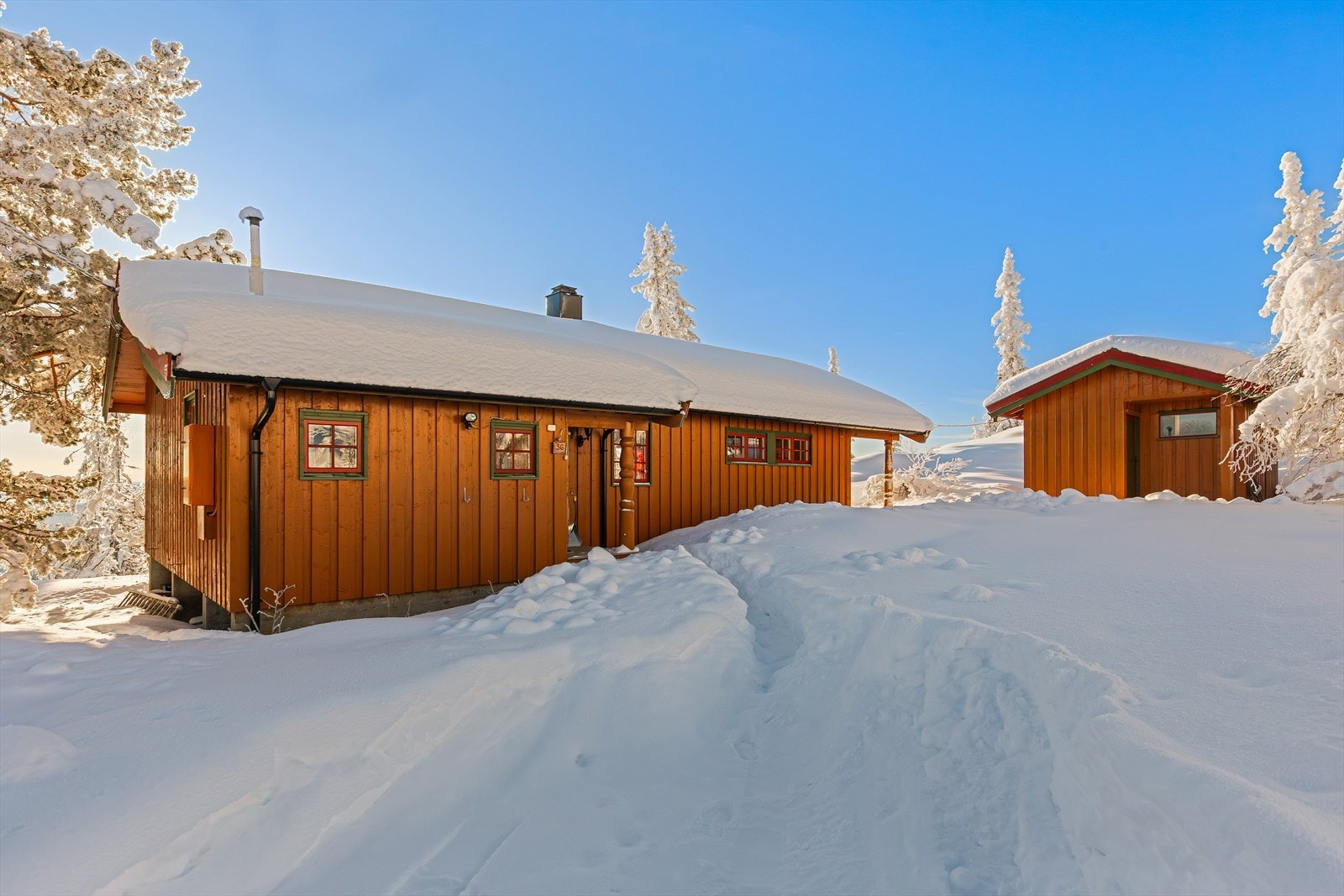 På tunet er det uthus med to boder og god oppbevaringsplass for ved, redskap, ski, akebrett o.l. Galleribilde