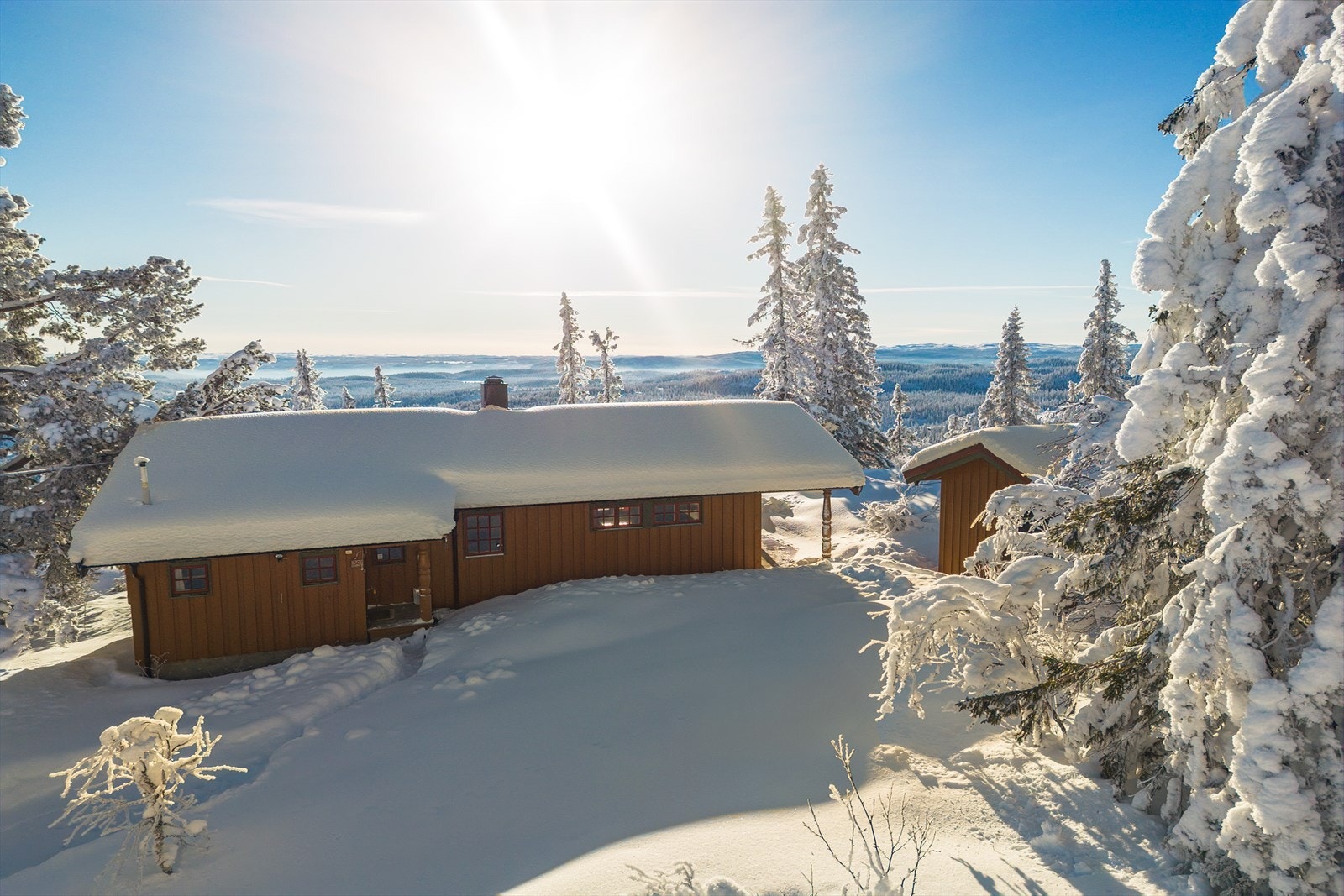 Her kan store og små leke ute i urørt snø, eller kanskje spenne på seg skiene og gå ca. 100-150 meter til nærmeste oppkjørte skiløyper. Galleribilde