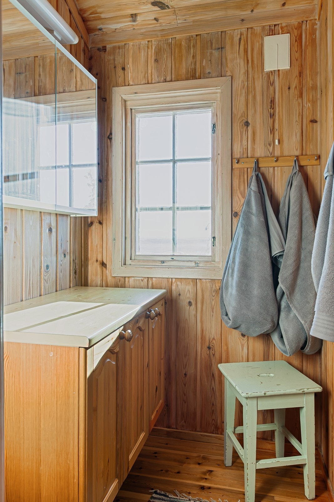 Hytta har et enkelt vaskerom med over- og underskap. Galleribilde