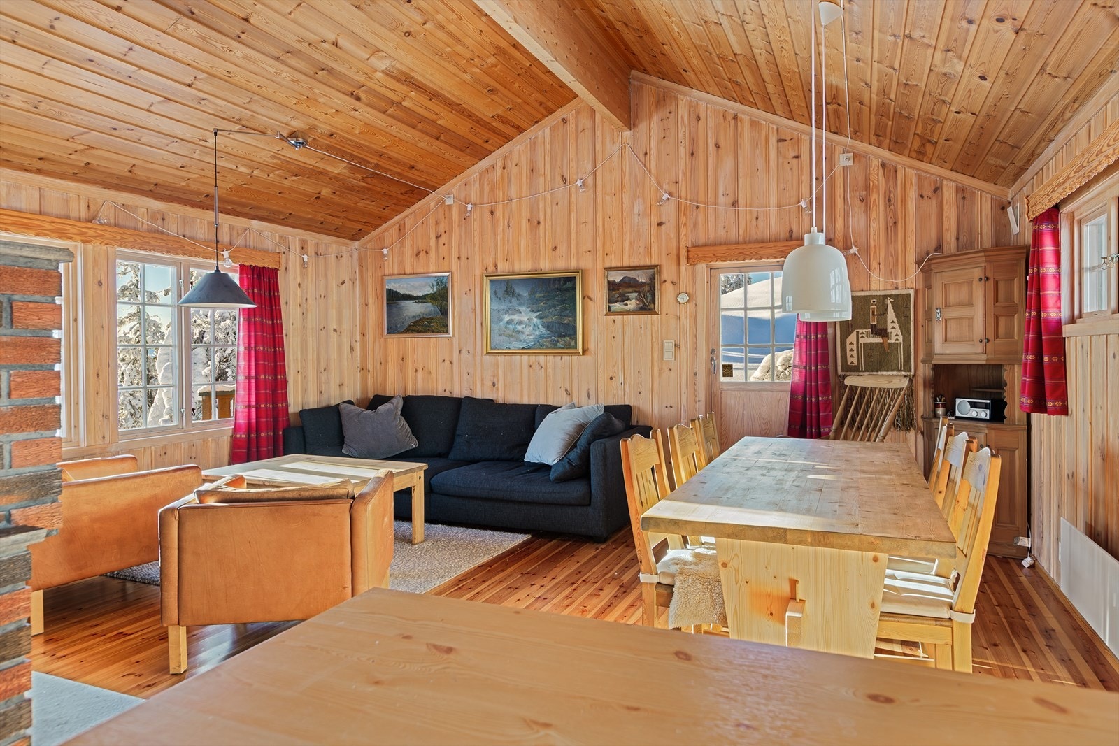 Her kan en sitte i den koselige spisekroken eller slappe av i sofaen etter aktive dager ute i klar, frisk fjelluft. Galleribilde