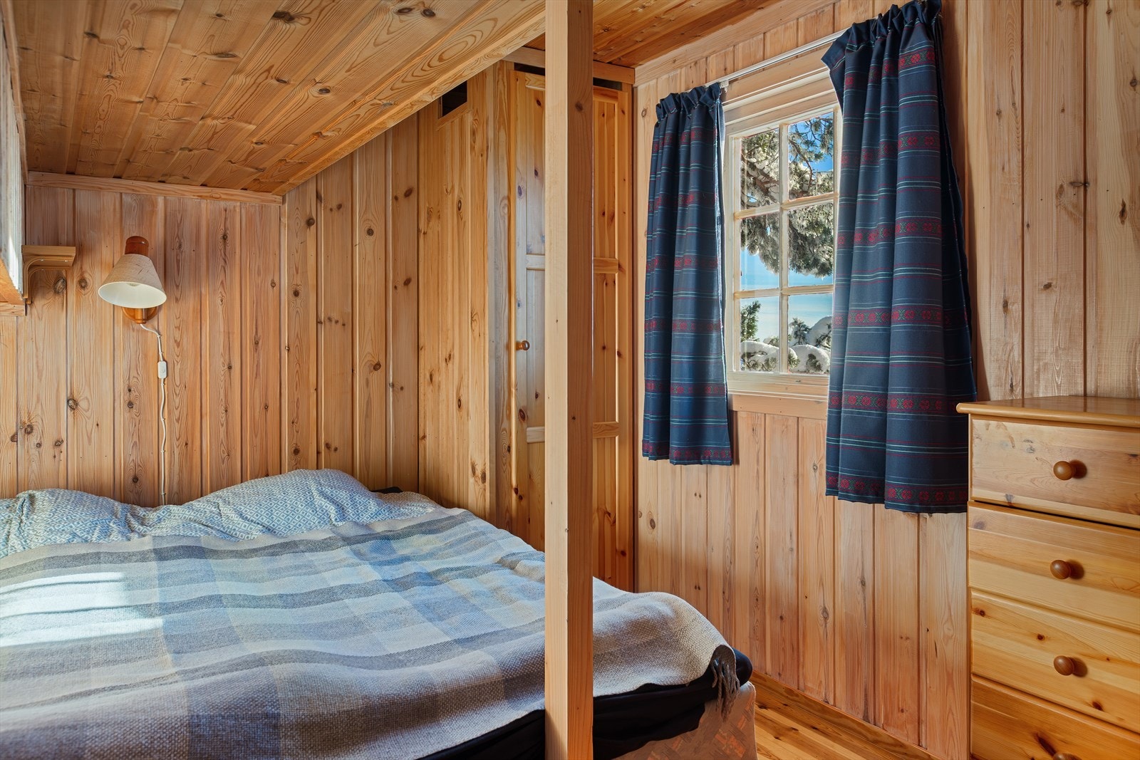 I hytta er det tre soverom, hvorav ett med plassbygd dobbeltseng og enkel overkøye. Galleribilde
