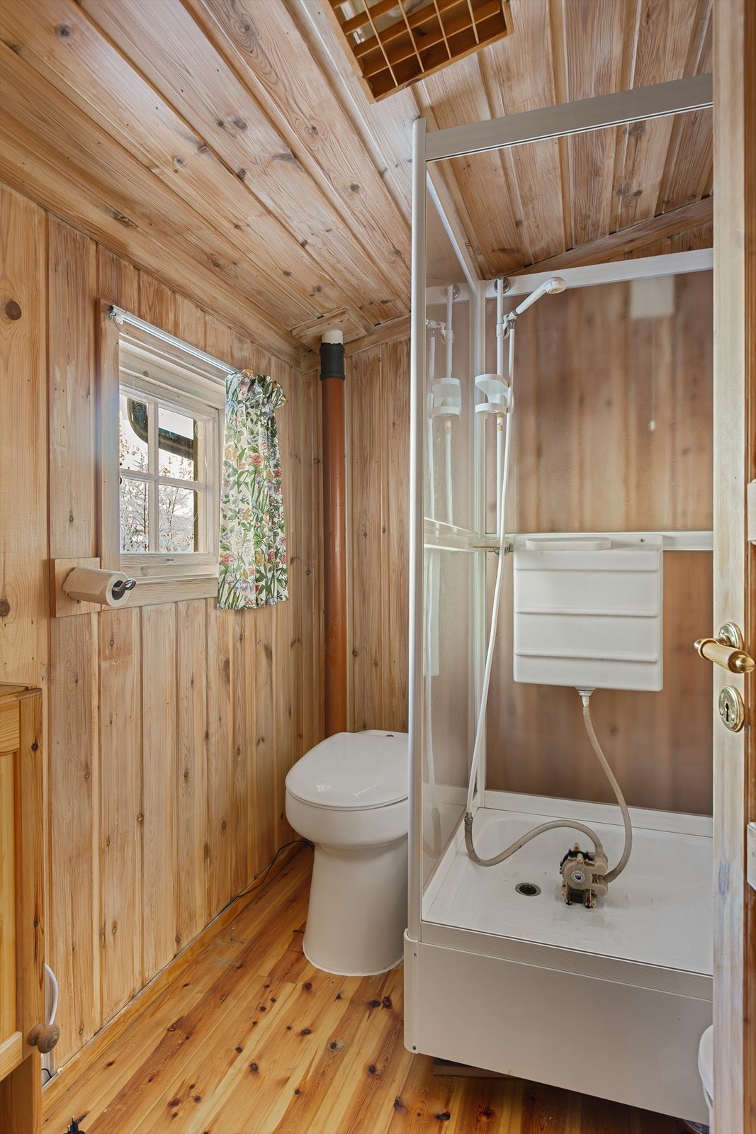 Den har også et eget toalettrom med frittstående dusjkabinett og toalett av typen Aquatron Ecodry 90 med separering. Galleribilde