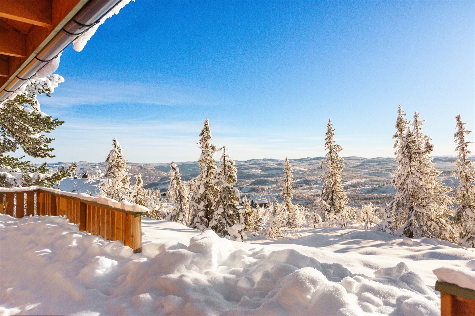 Åpent og fritt, med meget gode solforhold og nydelig utsikt utover store områder med bl.a. Tonsåsen og Bagn, finner du denne koselige hytta i Fjellsvardevegen 36. Galleribilde