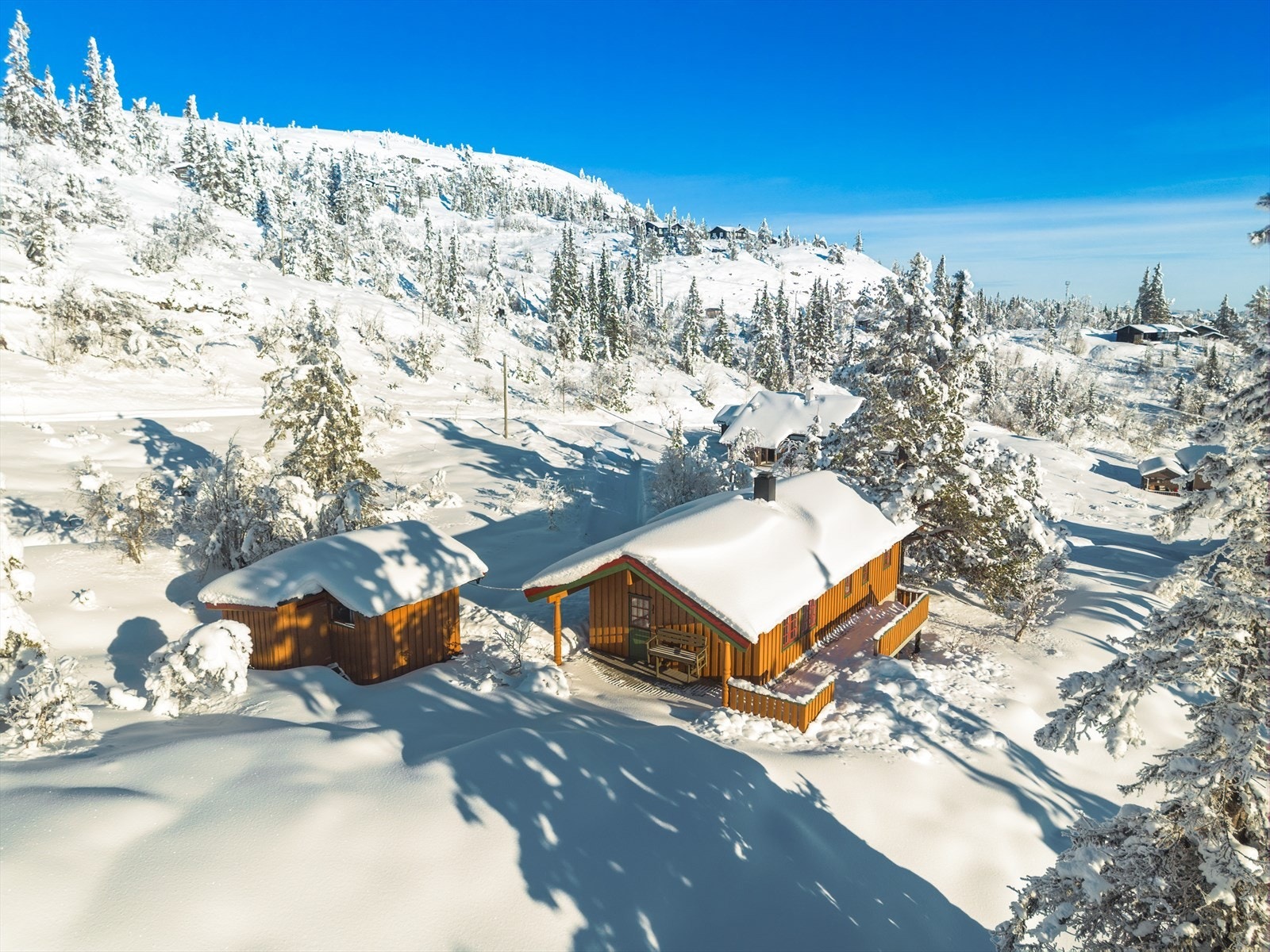 Hytta ligger åpent og fritt på en trivelig eiertomt hvor det er mulighet for flere fine uteplasser. Fra disse, samt den delvis overbygde terrassen, kan en nyte vid utsikt utover store fjellområder. Galleribilde