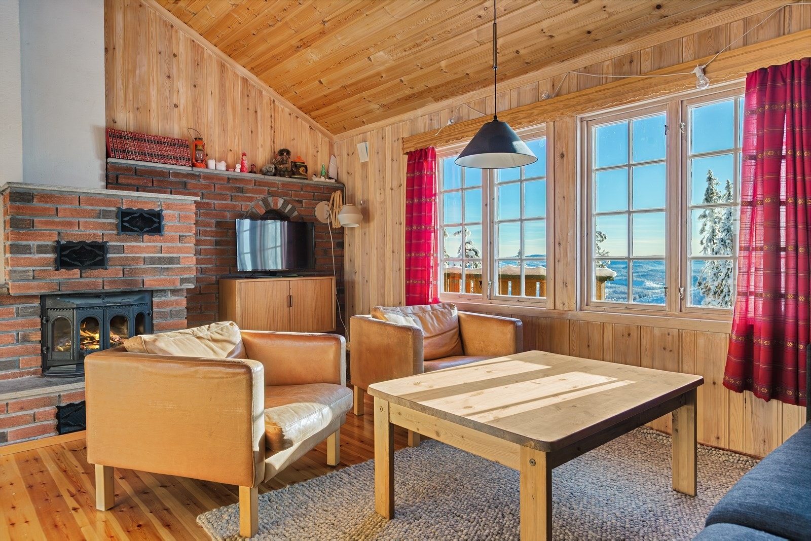 I stua er det plassbygd teglsteinspeis med innsats som gir god varme og en hyggelig stemning til rommet. Galleribilde