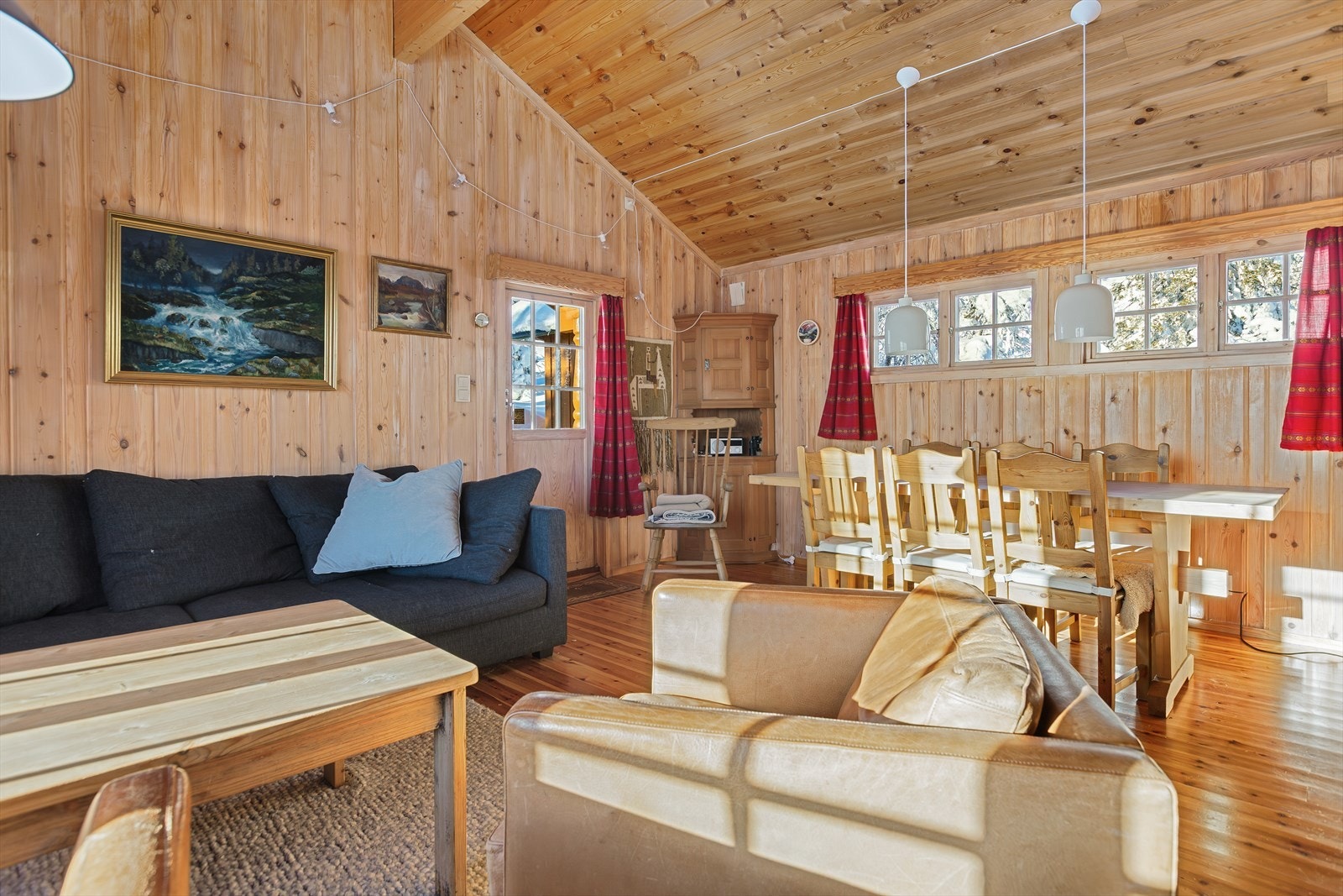 Den mønede himlingen gjør det ekstra åpent og luftig. Galleribilde