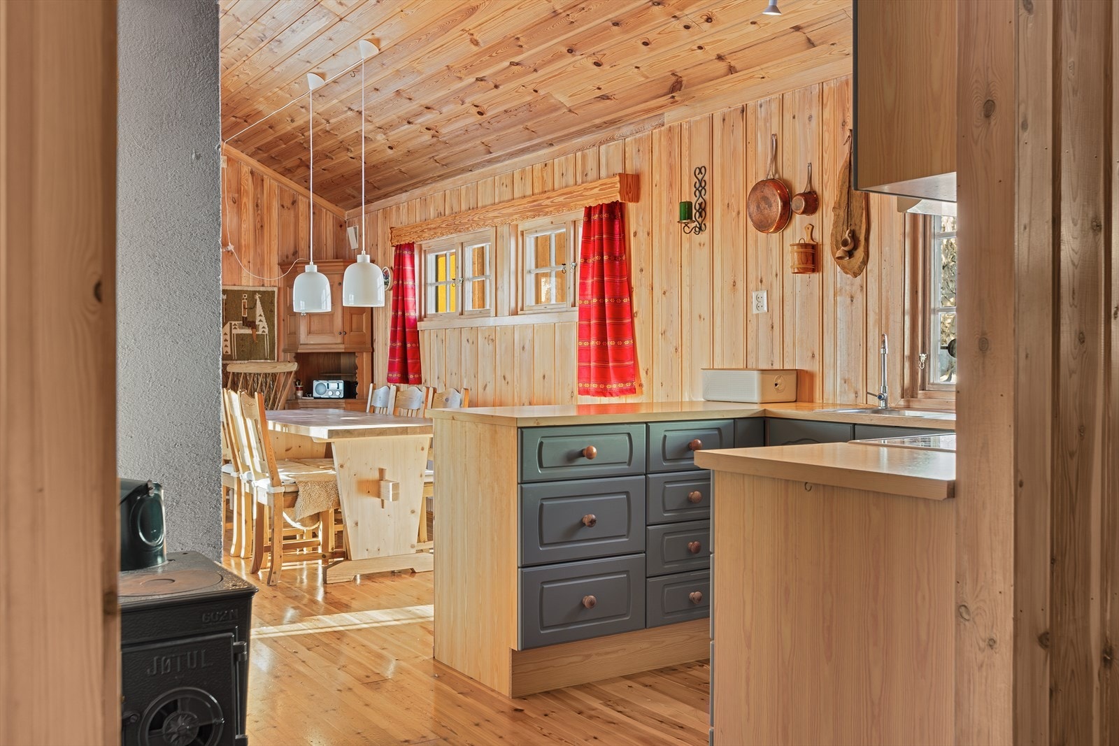 En Jøtul 602 vedovn plassert nær kjøkkenet og gir ekstra varme på friske dager. Galleribilde