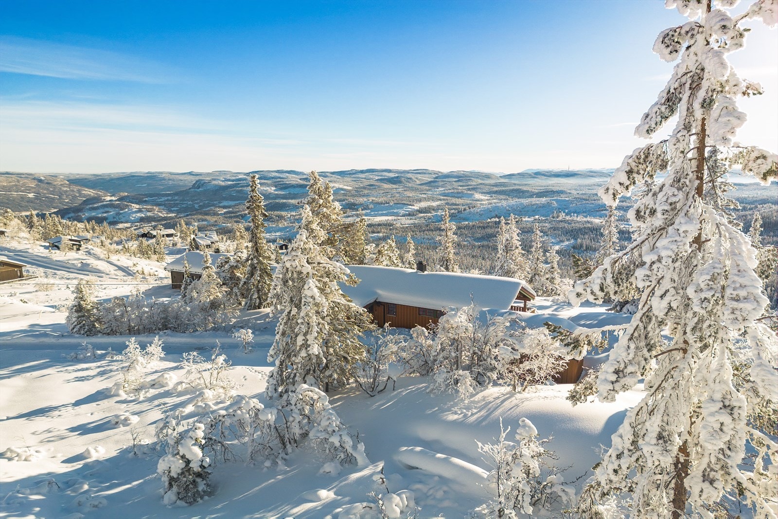 Den ligger på en trivelig eiertomt i hellende terreng, ca. 870 moh. Galleribilde