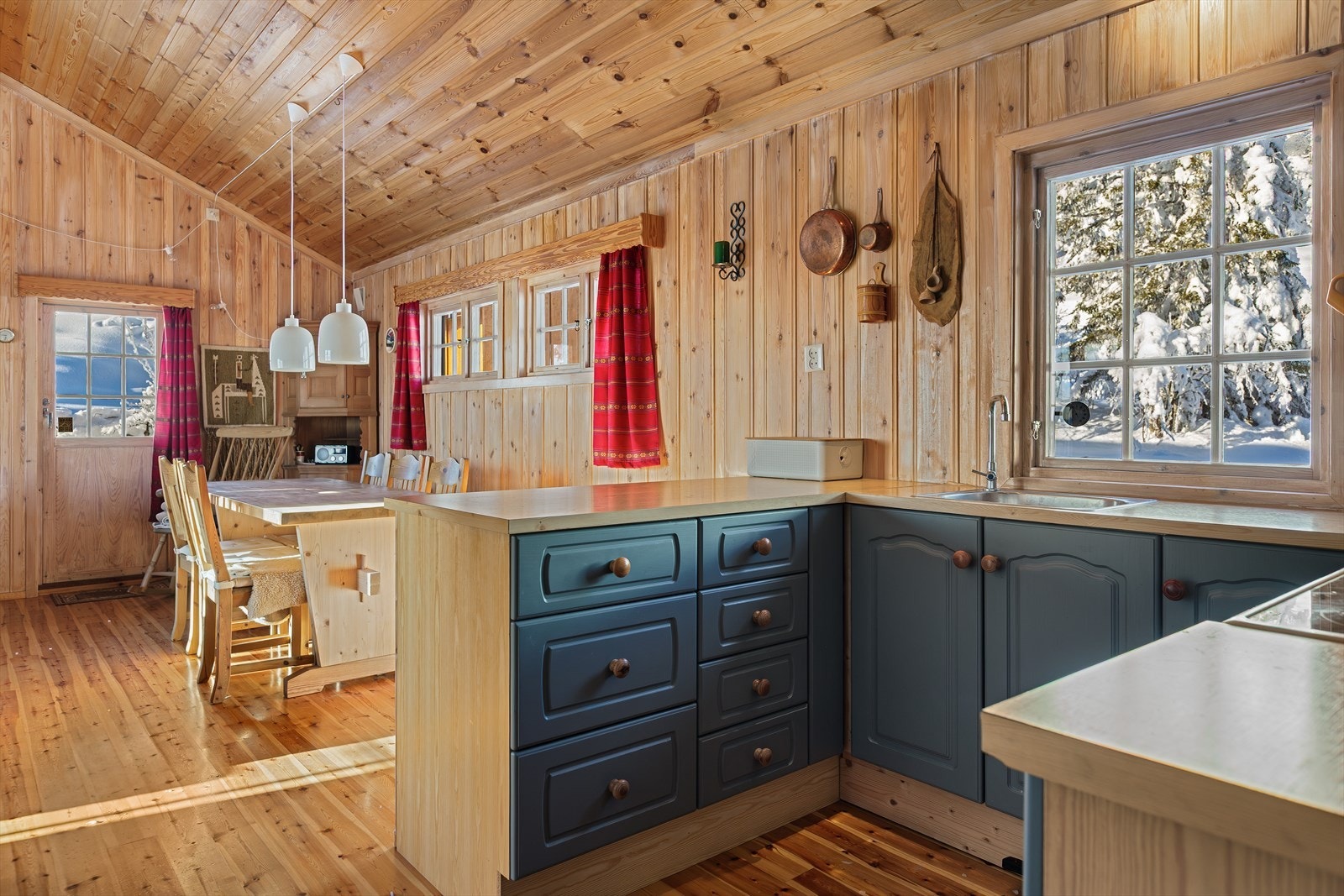 På kjøkkenet er det innredning med profilerte fronter og laminatbenkeplate med nedfelt oppvaskkum av stål. Galleribilde