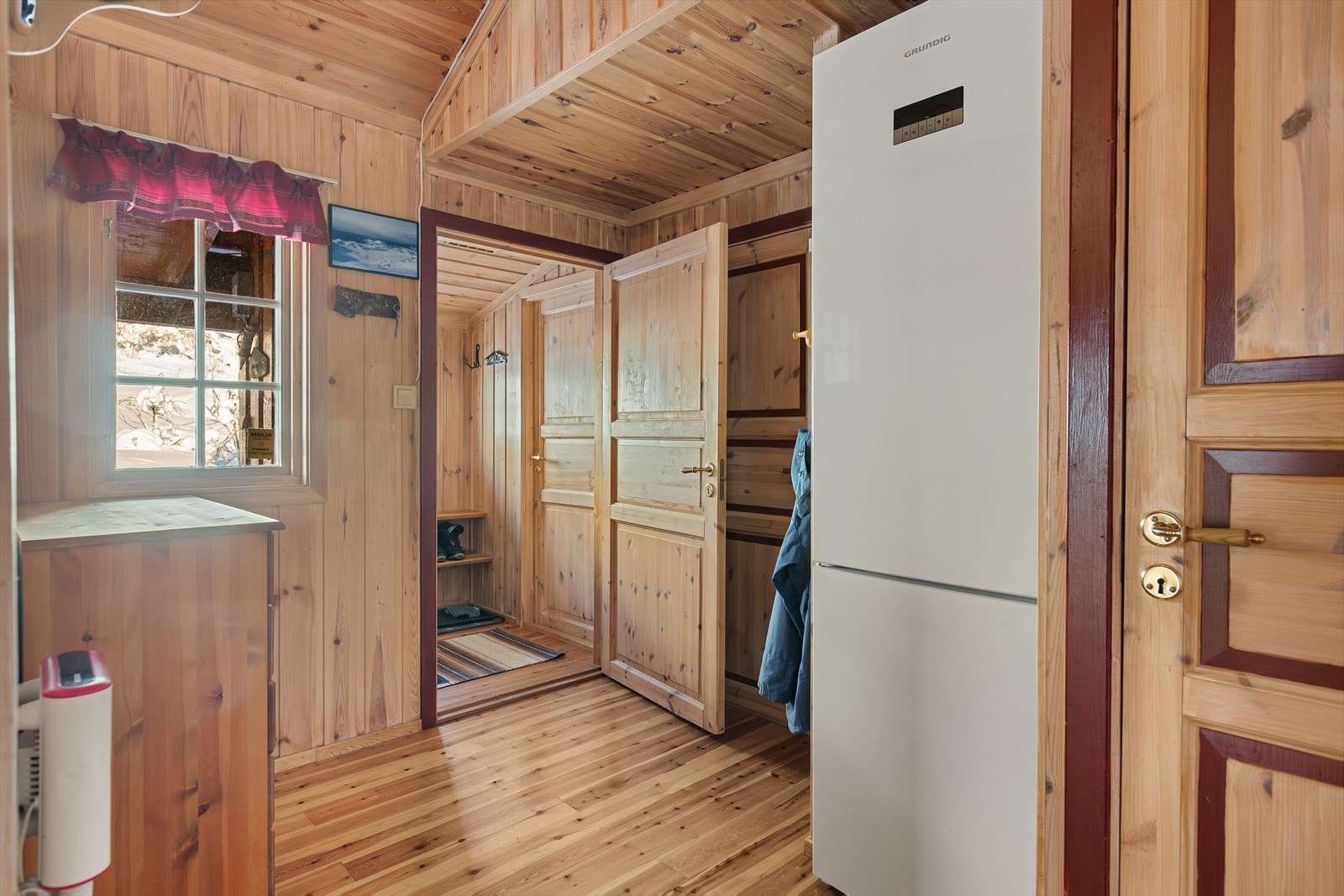 I hytta er det en romslig gang og praktisk entré, begge med god garderobeplass. Galleribilde