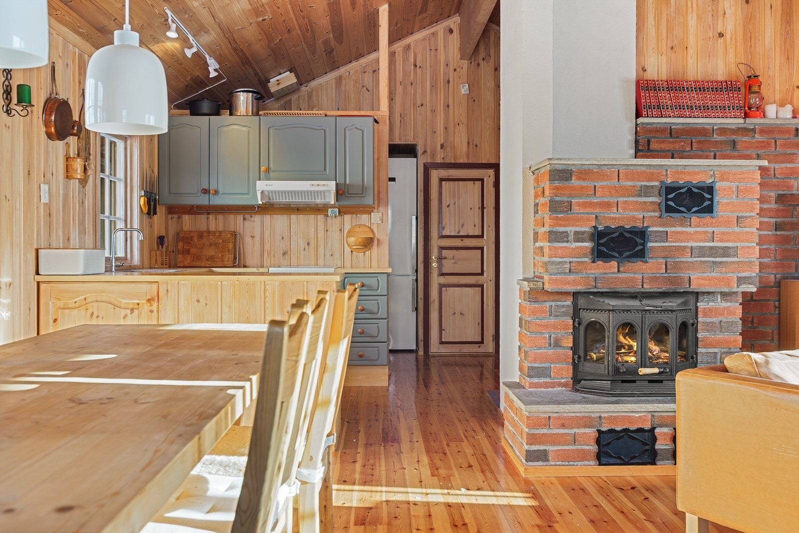 Åpen løsning mellom stue og kjøkken gjør det ekstra sosialt. Galleribilde