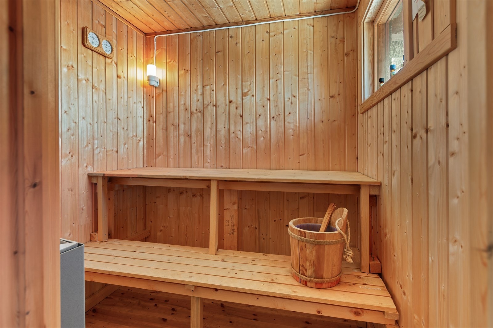 uthuset er det også badstue med benker og ovn - et herlig sted å avslutte en lang skitur! Galleribilde