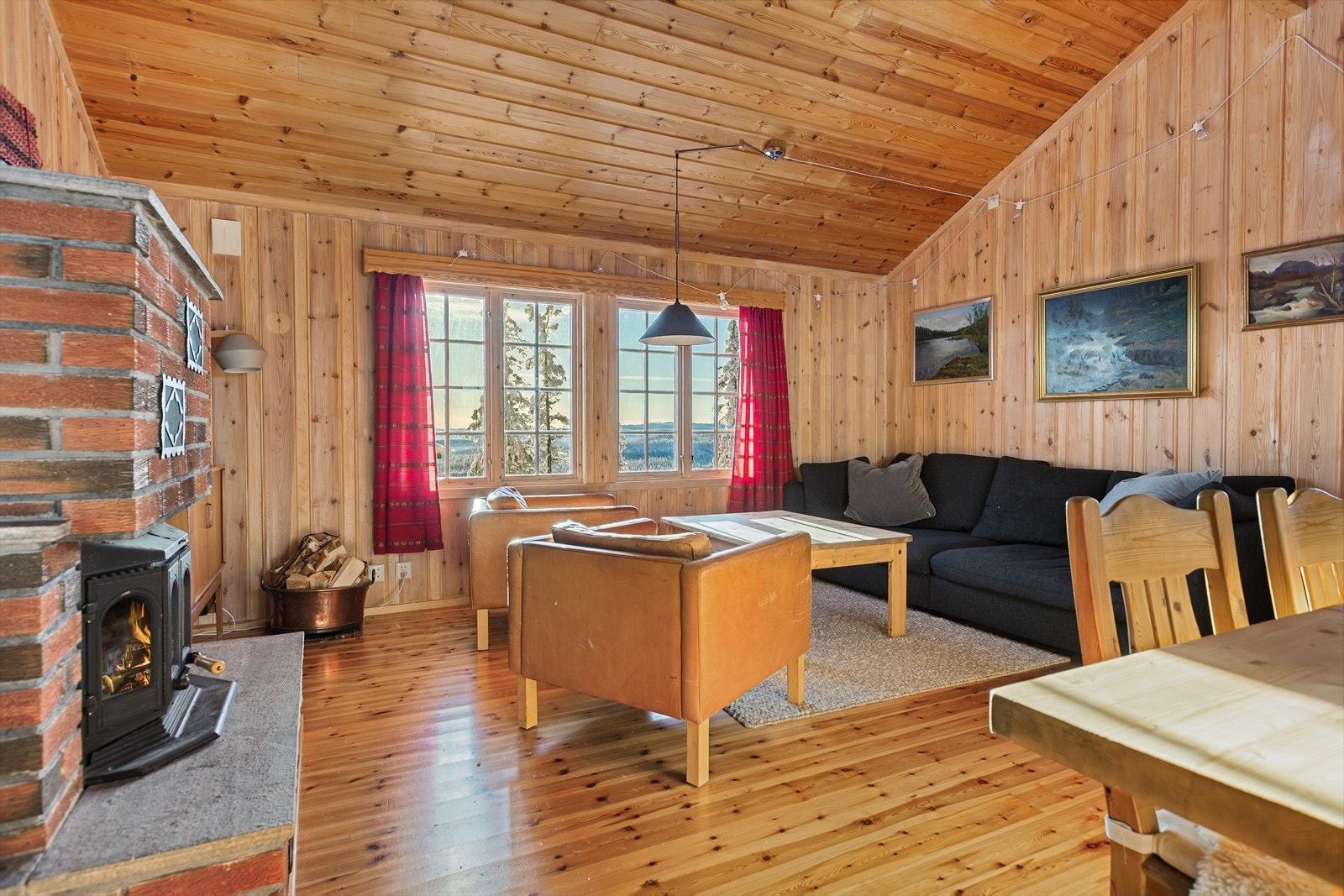 Den vakre utsikten kan en også nyte inne fra hytta, som har flere vinduer og terrassedør med glassfelt i stua. Galleribilde