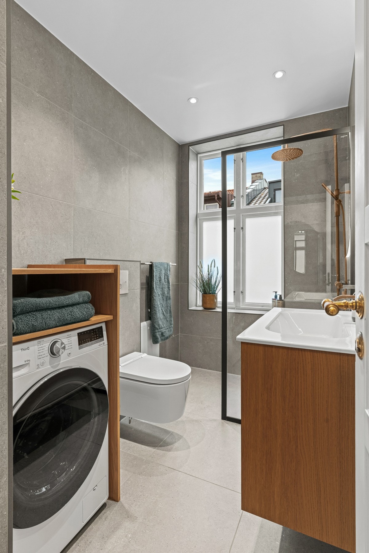 Leiligheten har et lekkert bad pusset opp av fagfolk i 2022 Galleribilde