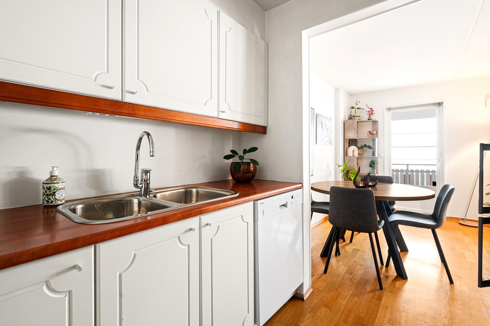 Her er det plass til komfyr, oppvaskmaskin og kjøleskap. Galleribilde