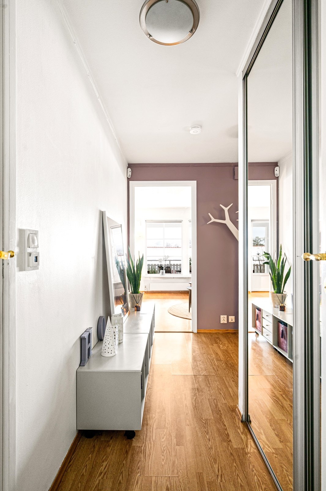 Det er god plass til å henge fra seg ytterklær i stort garderobeskap. Galleribilde