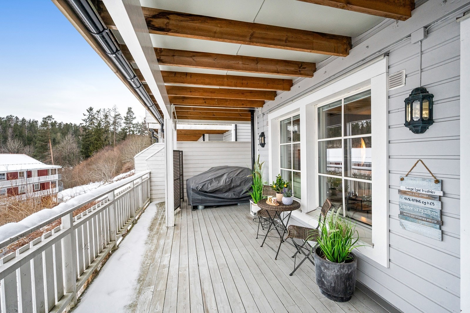 Terrassen fungerer som en fin forlengelse av stuen på varme sommerdager. Galleribilde