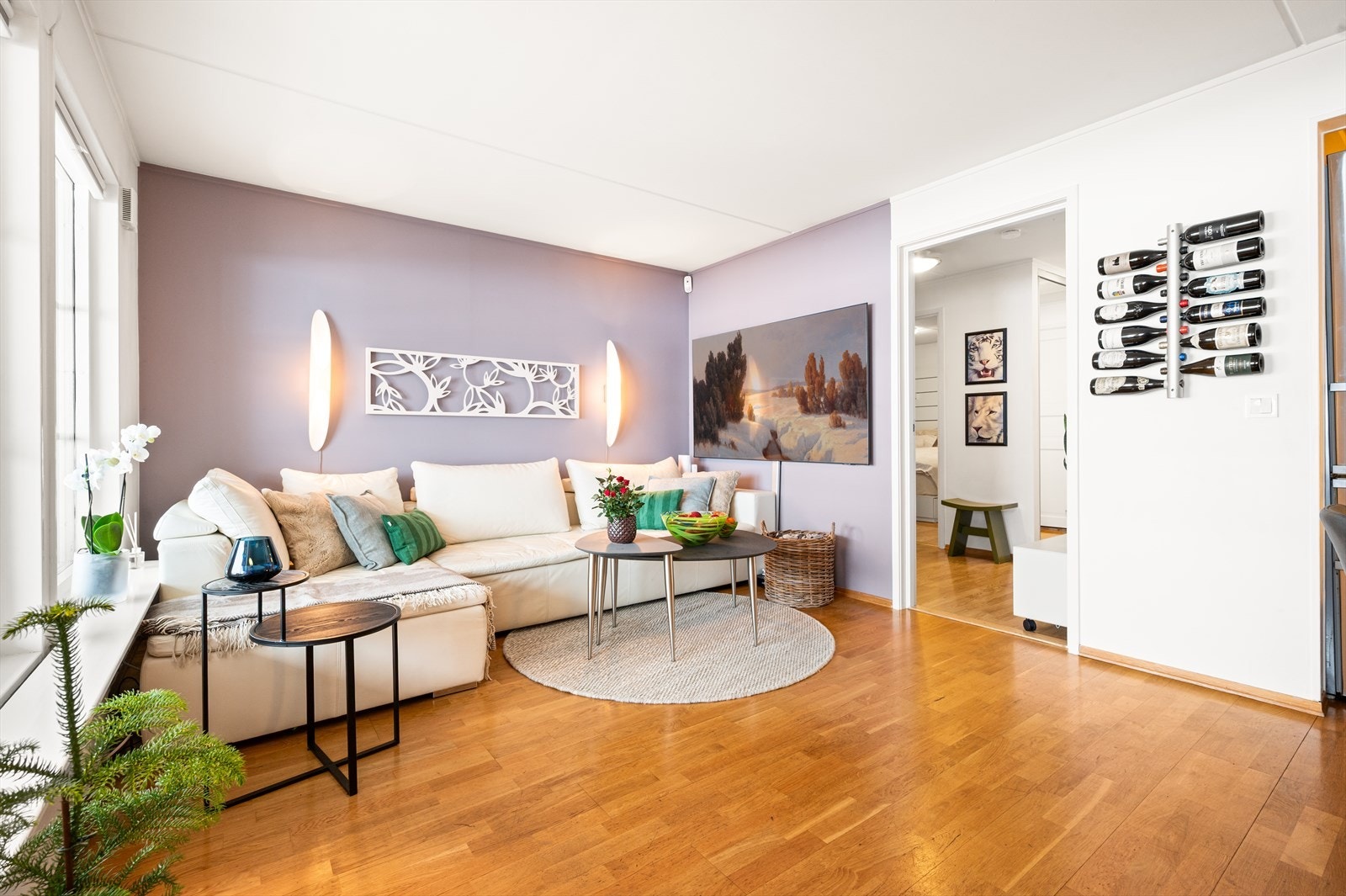 Stuen har plass til flere møbleringsmuligheter for å skape den stuen du selv ønsker. Her får du en delvis åpen stue og kjøkkenløsning som gjør rommet mer sosialt. Galleribilde