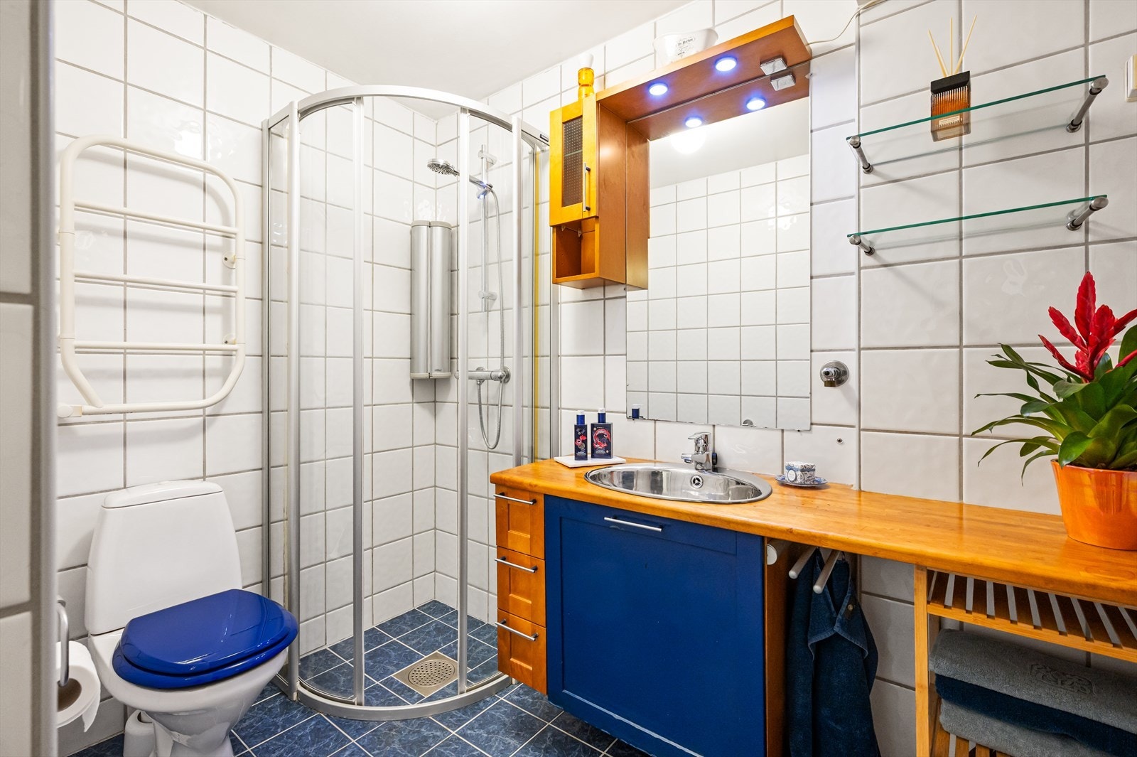 Flislagt bad med behagelig varme i gulvet. Galleribilde