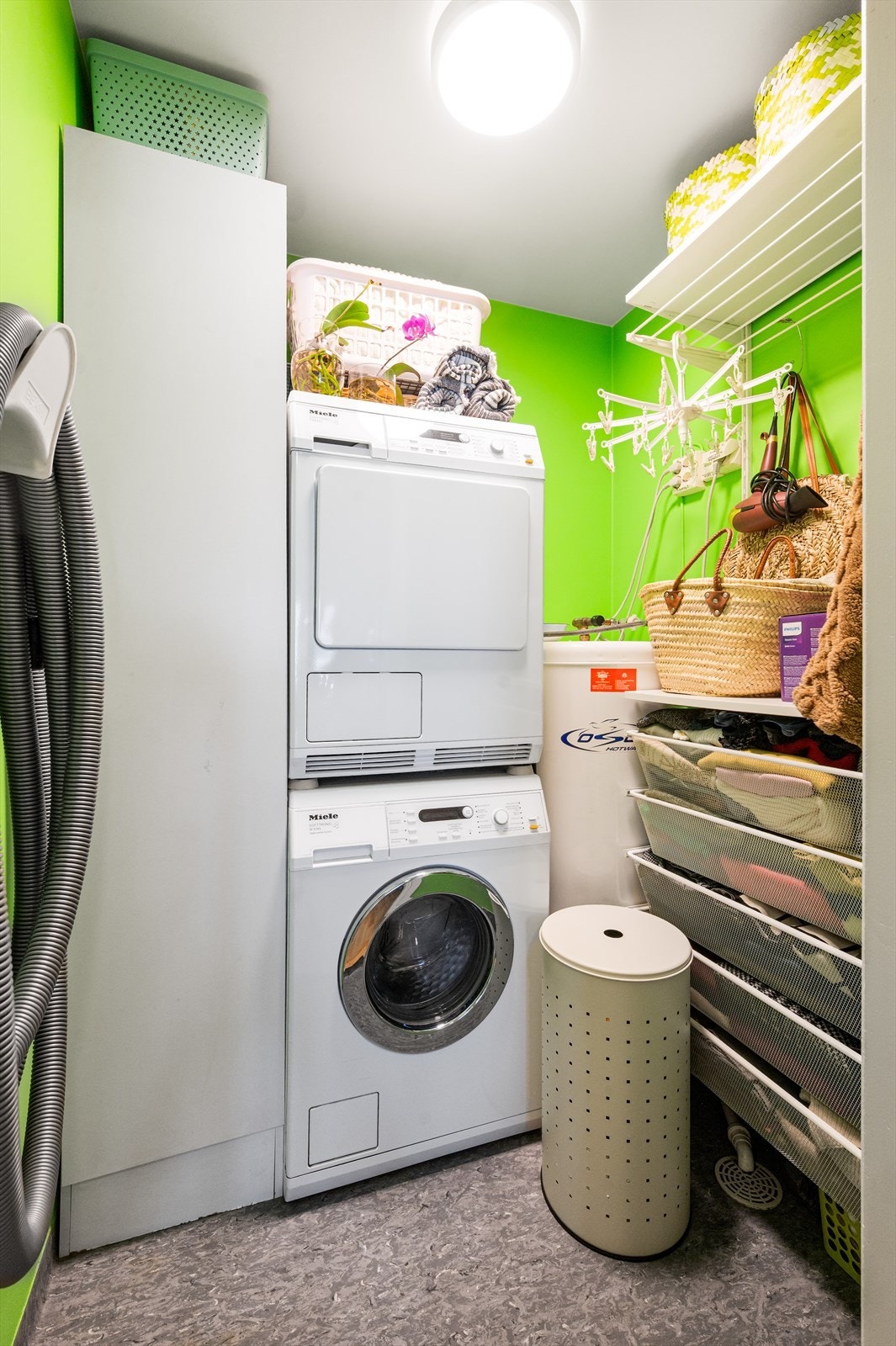 Praktisk innvendig bod med fine oppbevaringsmuligheter, plass til vaskemaskin/tørketrommel og sentralstøvsuger. Galleribilde