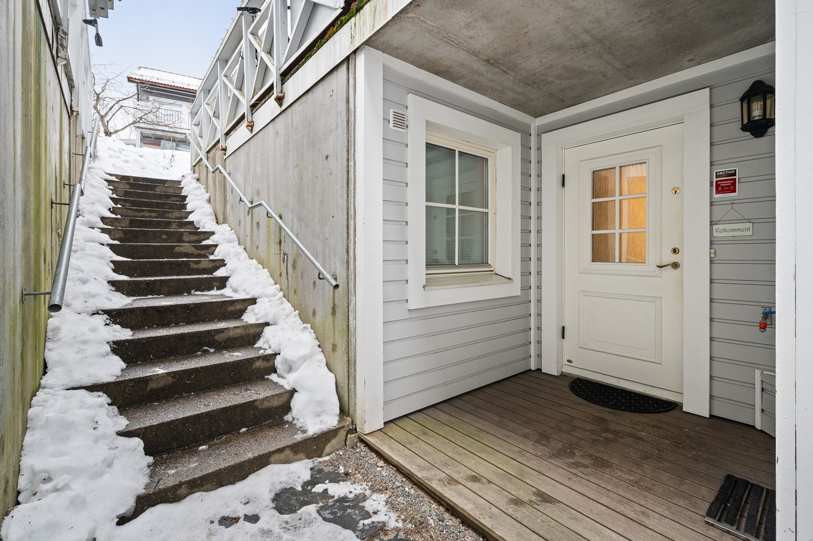 Tilkomst via trapp. Galleribilde