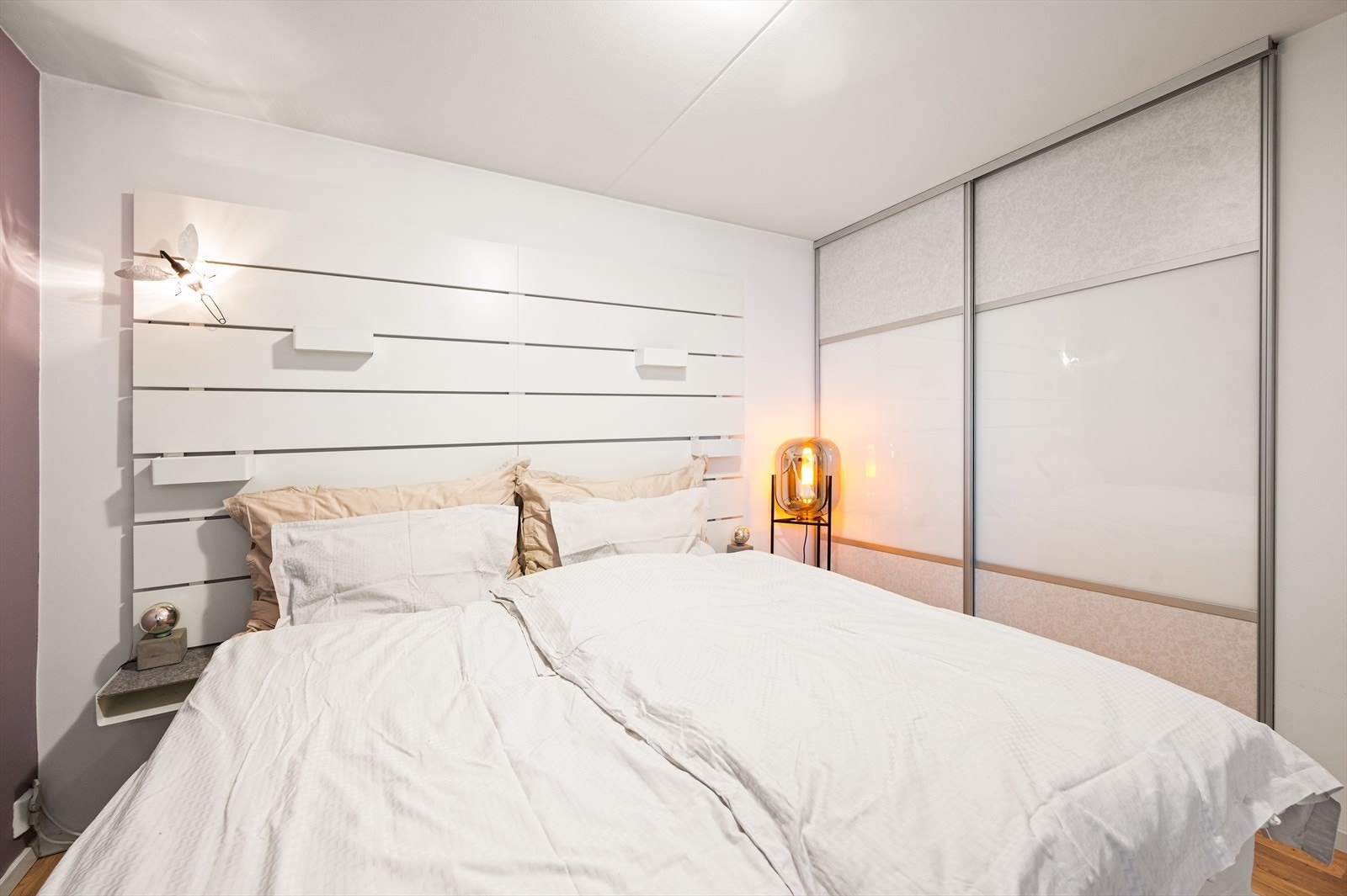 Her er det plass til å møblere med dobbeltseng, nattbord og stort garderobeskap med god oppbevaringsplass. Galleribilde