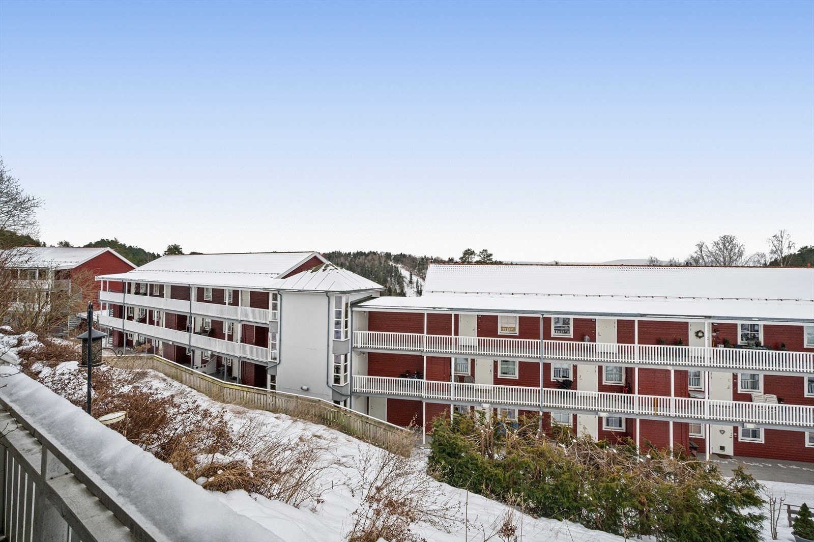 Herfra er det kort vei til både buss og T-bane, matbutikker og flotte turmuligheter i marka året rundt, samt flere innsjøer med bade- og sommeraktiviteter. Galleribilde