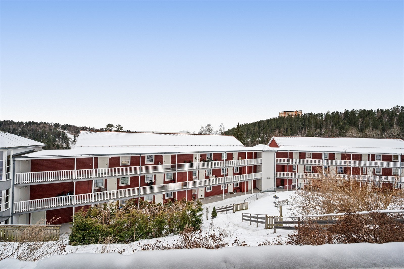 Området er rolig og barnevennlig, avsperret med bom så det er kun tilgjengelig for beboere. Galleribilde